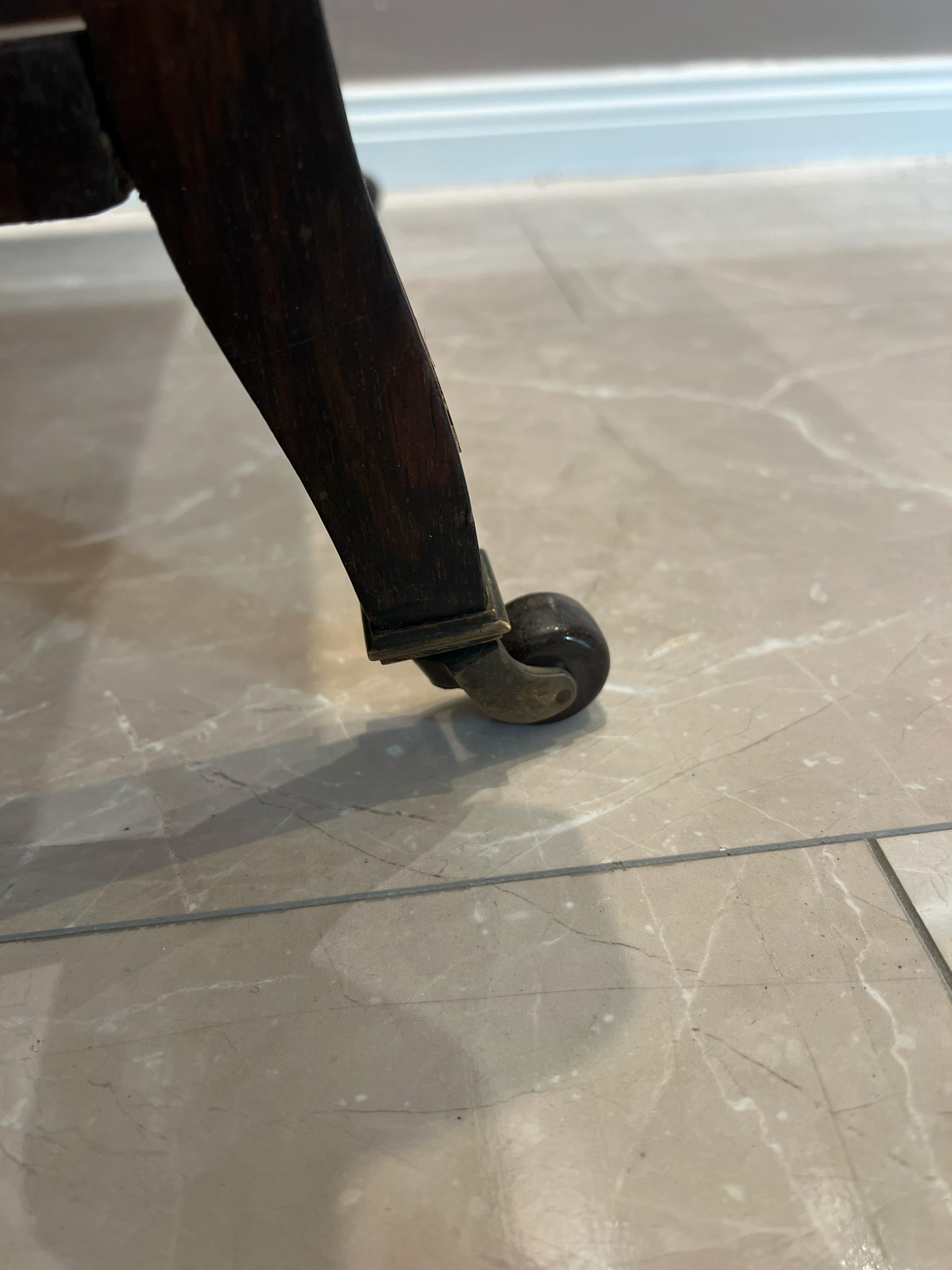 Antico scrittoio Davenport del XIX secolo Biedermeier con intarsi in oro del 1830 circa In condizioni buone in vendita a Berlin, DE