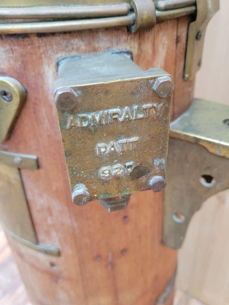Antike Davies & Co Shopfitters Patt. 196 Yacht Binnacle und Kompass, Vintage 

Dieses antike Ziffernblatt Nr. 2647W hat eine kleine Tür auf der Vorder- und Rückseite. Dieses rustikale und eklektische Stück ist die perfekte Dekoration für ein