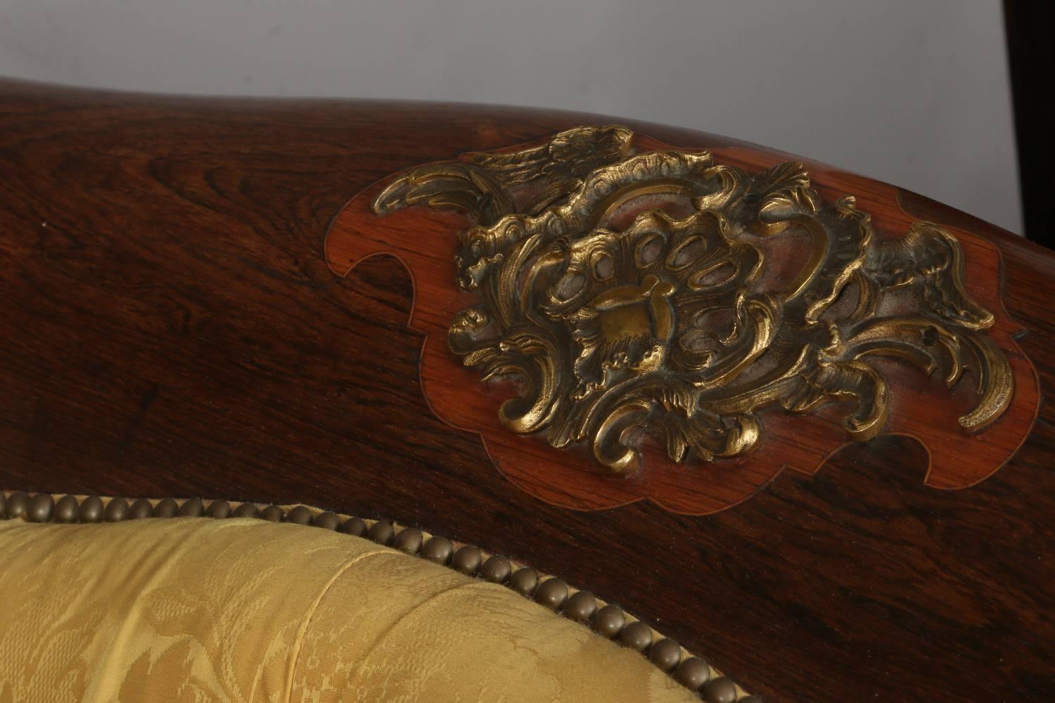 Stunningly beautiful Napoleonic First Empire Lit en Bateau Louis XV style 19th century French rosewood sleigh daybed circa 1815, upholstered in deep buttoned and damascened gold silk, coss banded in Satinwood and with Ormolu mounts, with a single