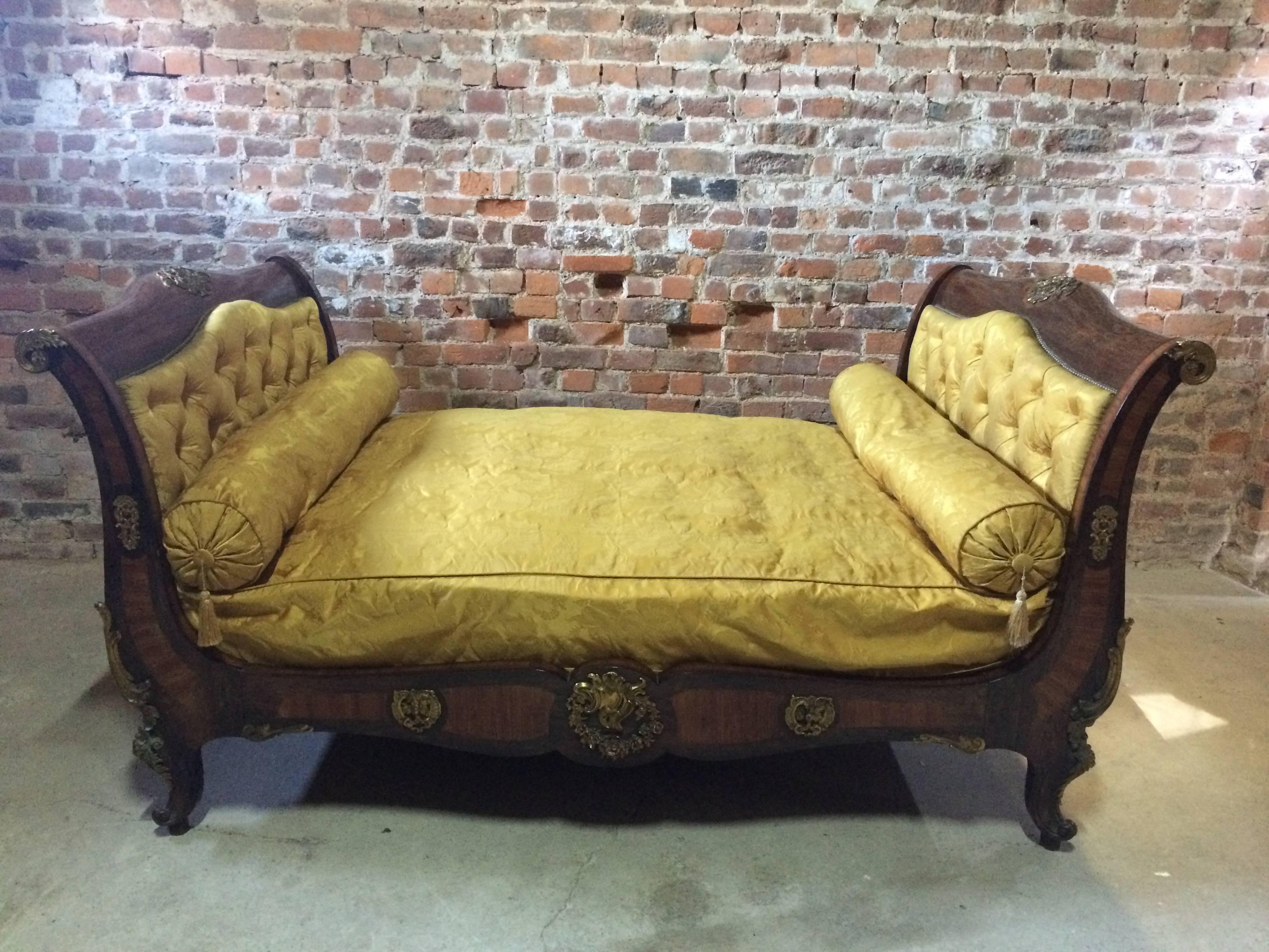 Antique Daybed Bed Lit en Bateau French Louis XV Style 19th Century, circa 1815 In Excellent Condition In Longdon, Tewkesbury