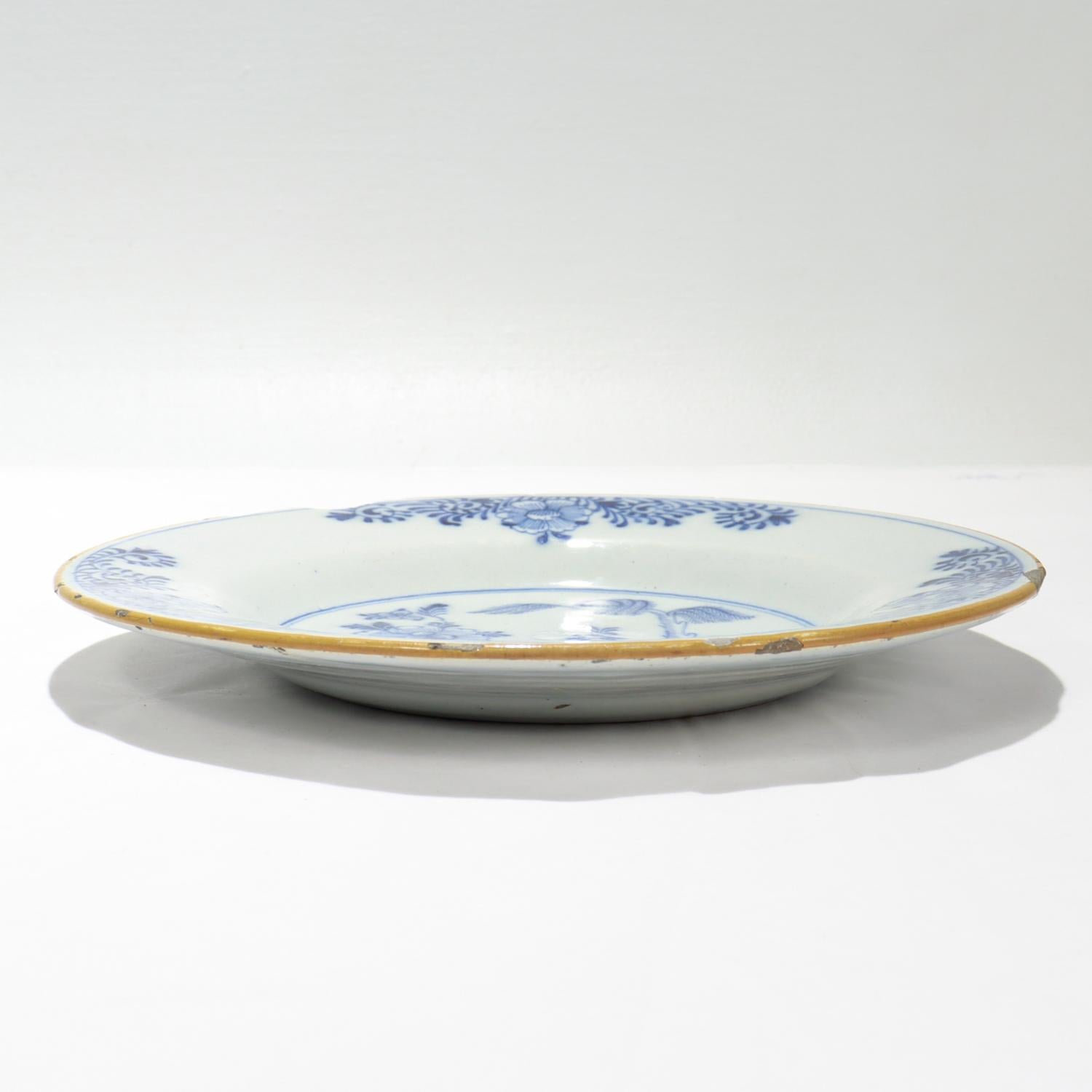 Antiguo plato de cerámica De Porceleyne Bijl Chinese Garden Chinoiserie Dutch Delft en Bastante bueno estado para la venta en Philadelphia, PA
