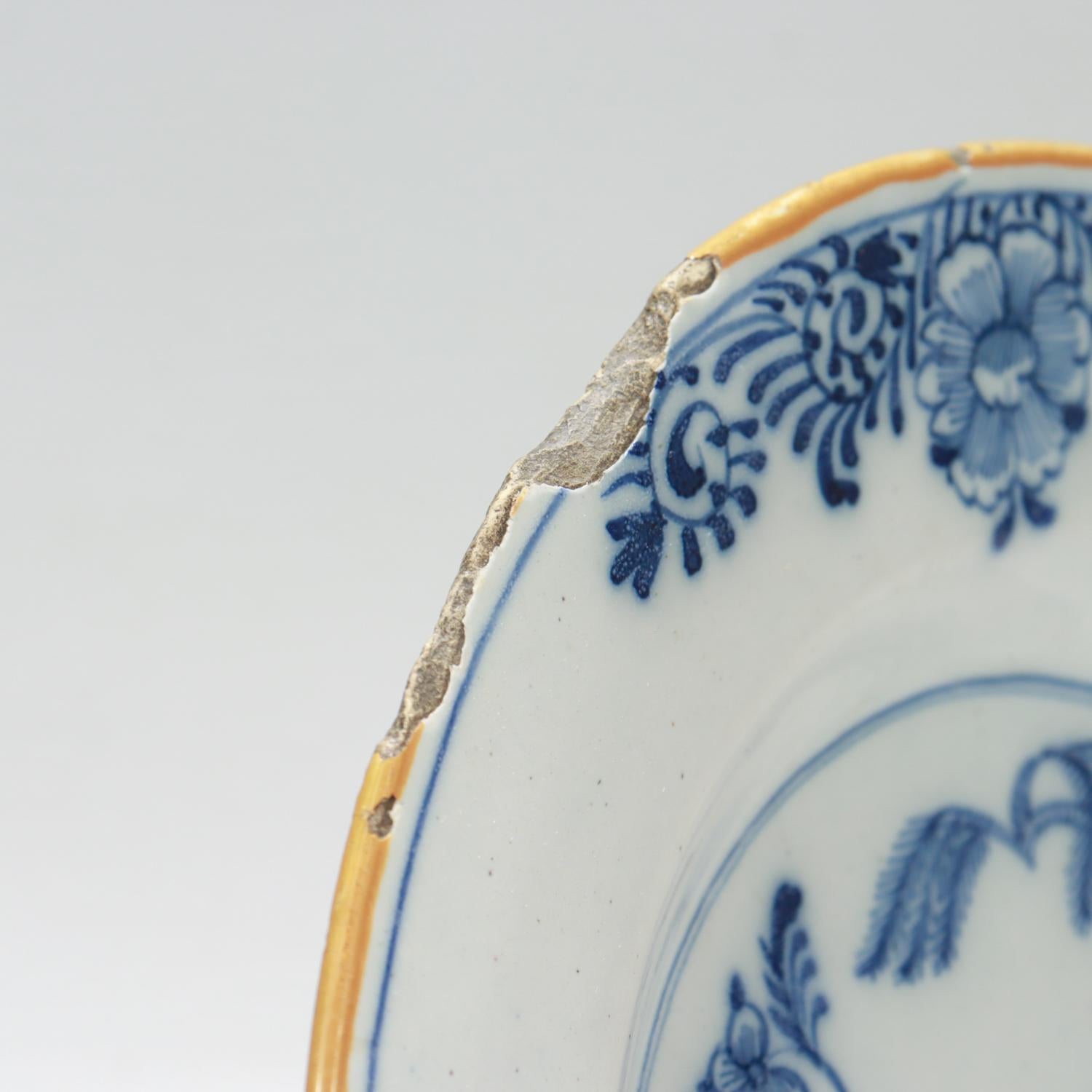 Antiguo plato de cerámica De Porceleyne Bijl Chinese Garden Chinoiserie Dutch Delft Cerámica de Delft en venta