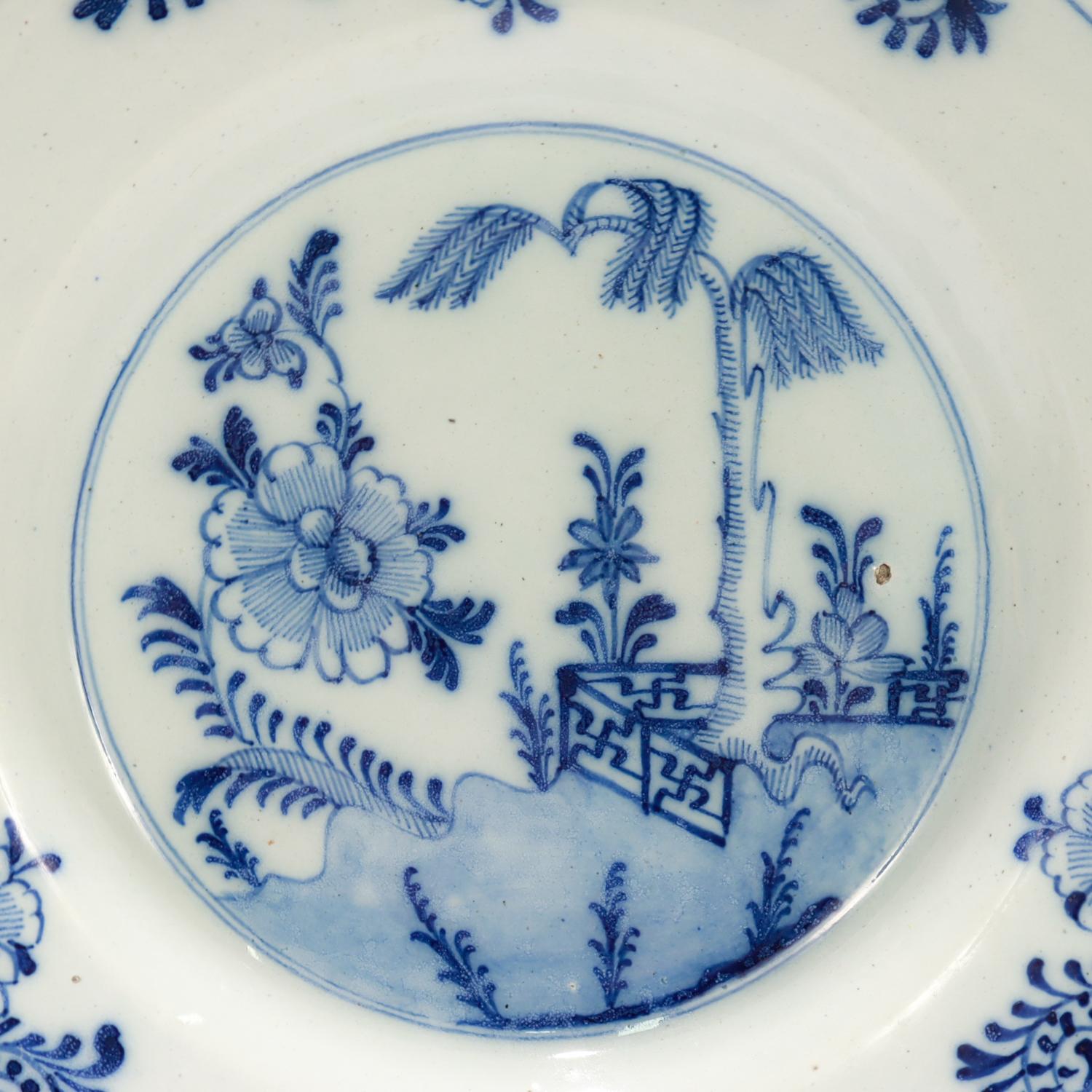 Antiguo plato de cerámica De Porceleyne Bijl Chinese Garden Chinoiserie Dutch Delft en venta 1