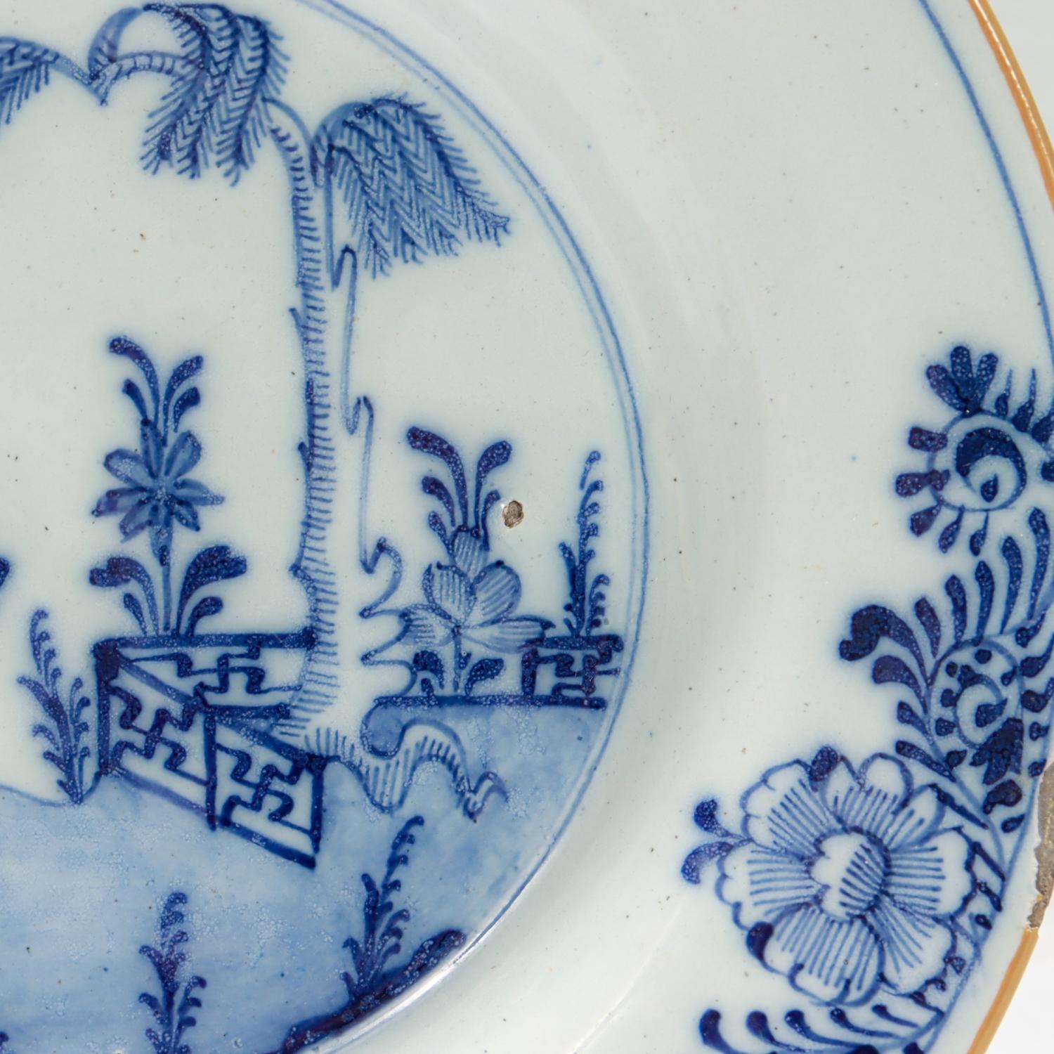 Antiguo plato de cerámica De Porceleyne Bijl Chinese Garden Chinoiserie Dutch Delft en venta 2