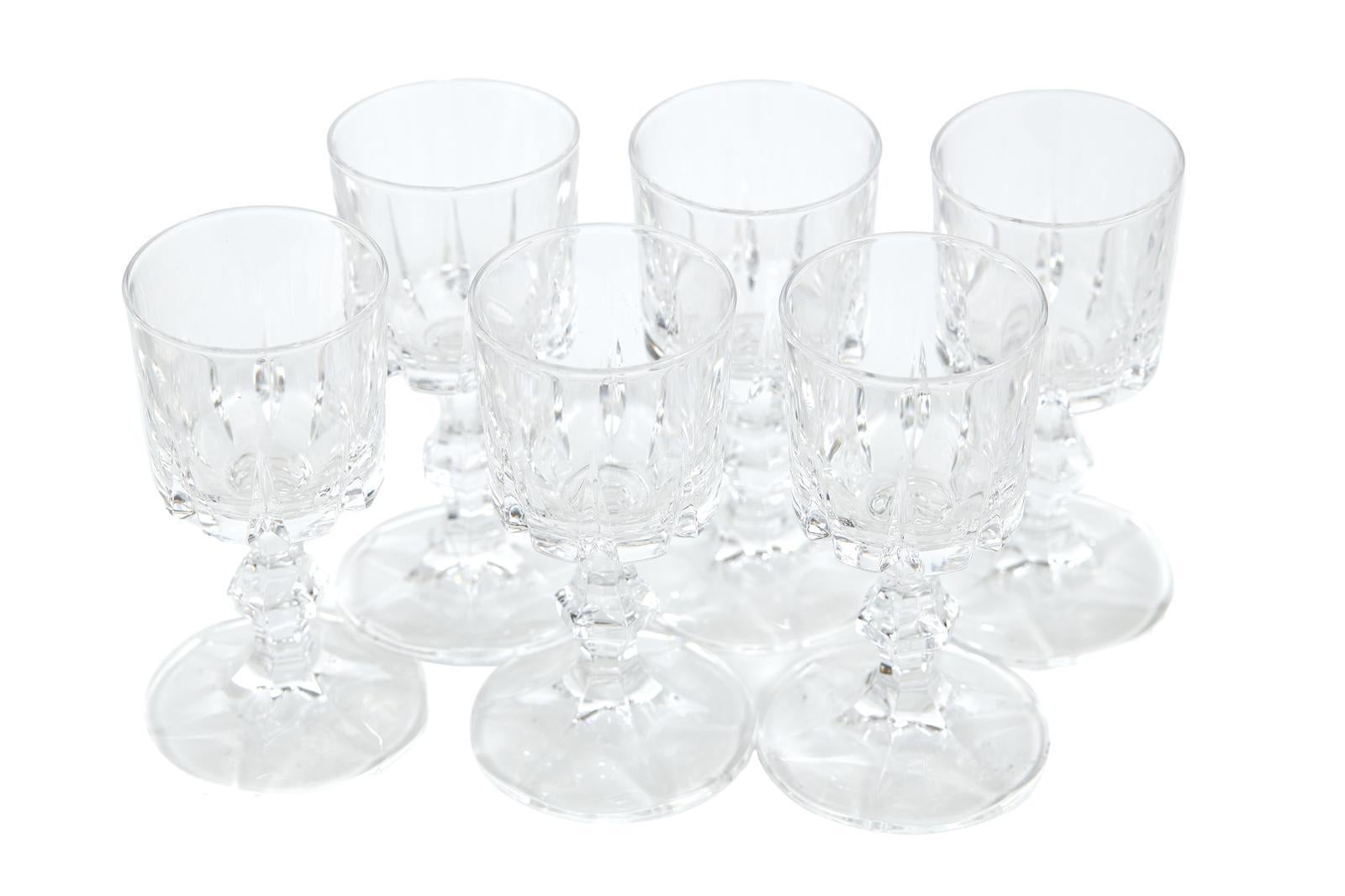 Verre Carafe à décanter ancienne sur plateau en métal argenté en vente