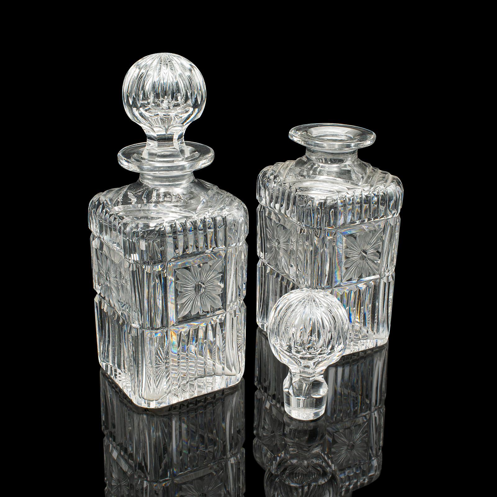 
Se trata de un servicio de decantadores antiguos. Pareja de licoreras inglesas de cristal sobre zócalo de nogal, de Mappin & Webb, de la época eduardiana, hacia 1910.

Atractivo club lounge, con este servicio de decantador fino
Muestra una deseable