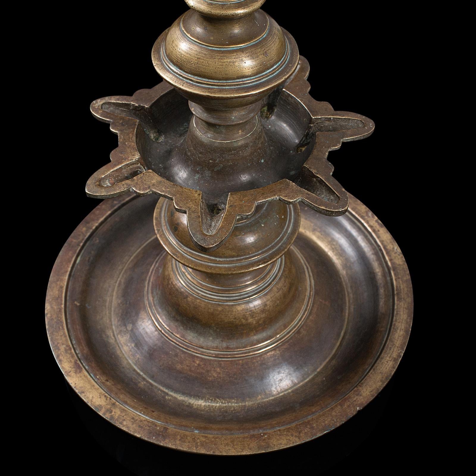 Lampe à huile ancienne en forme de carafe, indienne, bronze, Hamsa, oiseau, fin du XIXe siècle en vente 6