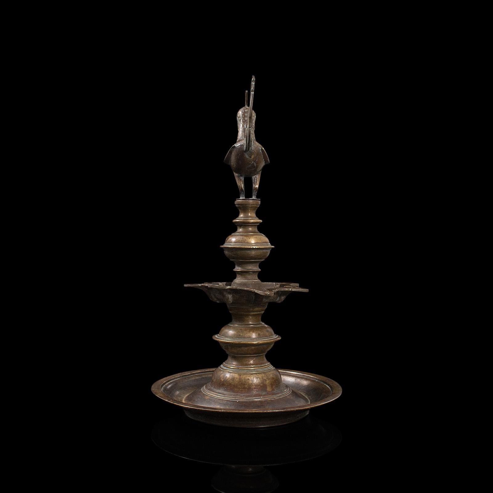 Bronze Lampe à huile ancienne en forme de carafe, indienne, bronze, Hamsa, oiseau, fin du XIXe siècle en vente