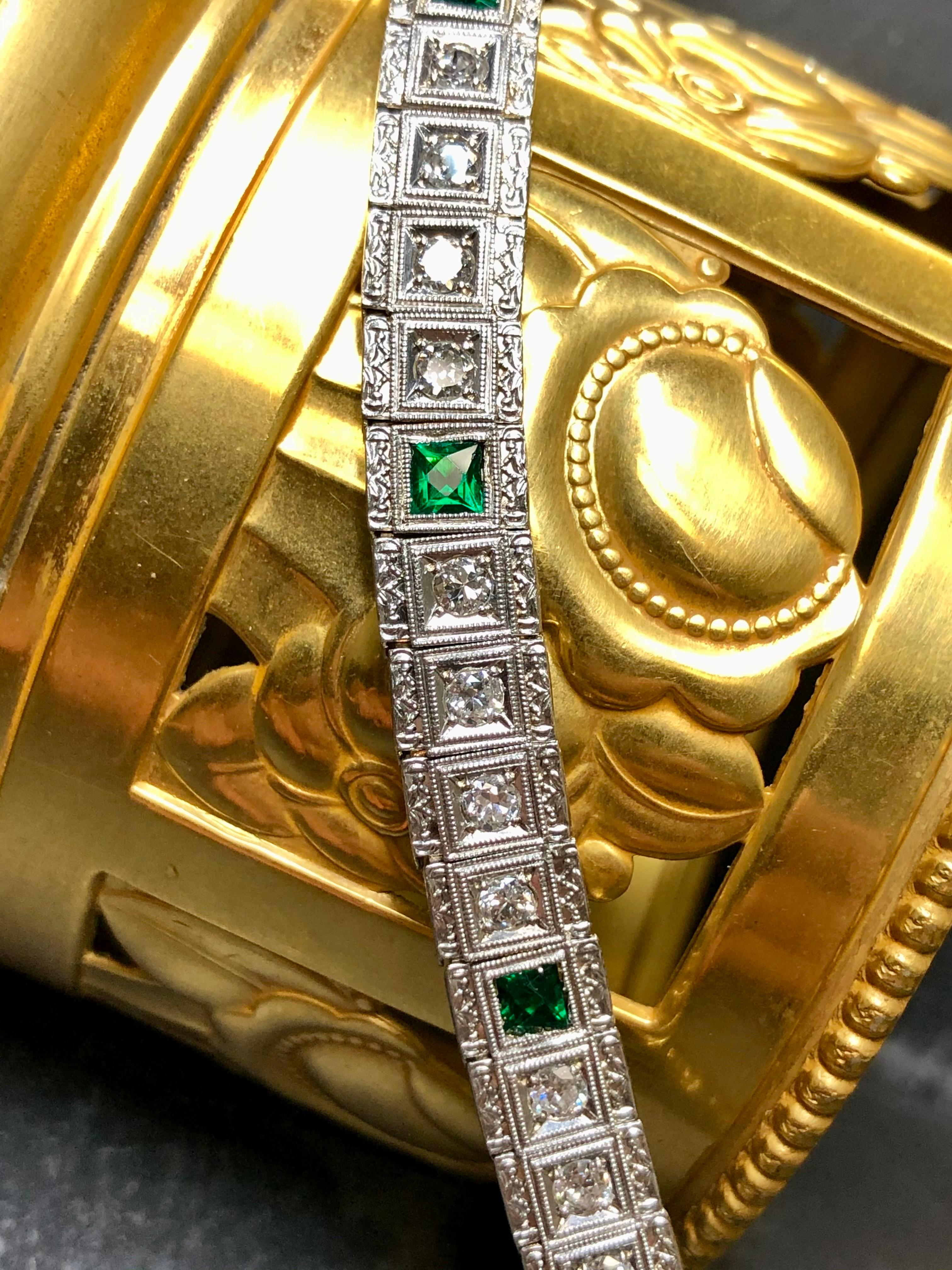 Antikes Deco 14K europäisches Diamant-Smaragd-Armband 7 (Art déco) im Angebot