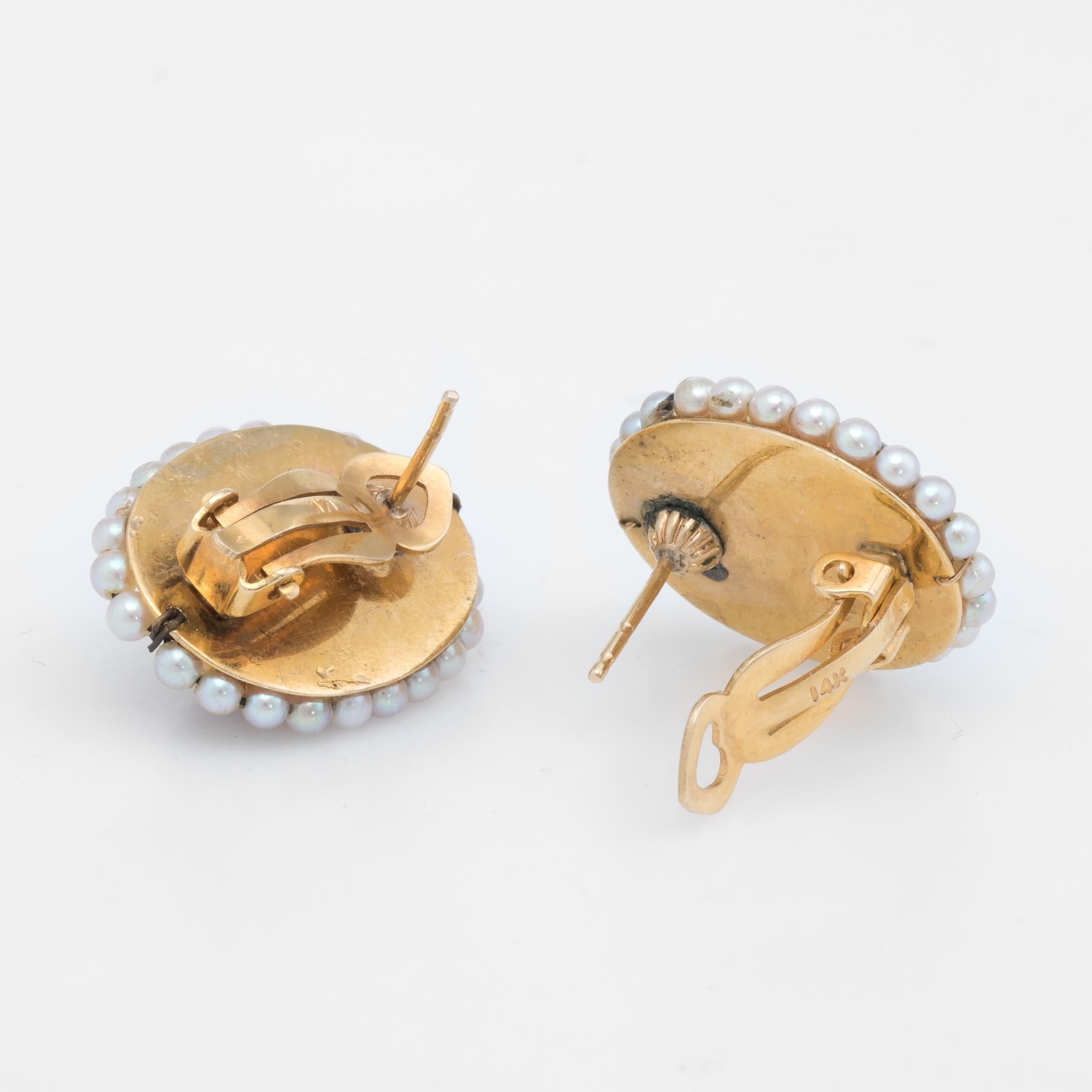 Paire de boucles d'oreilles Art déco vintage finement détaillées, fabriquées en or jaune 14k. 

Une améthyste taillée en cabochon mesure 15,5 mm x 11,5 mm (estimée à 8,5 carats chacune - poids total estimé à 17 carats), accentuée par 48 perles de