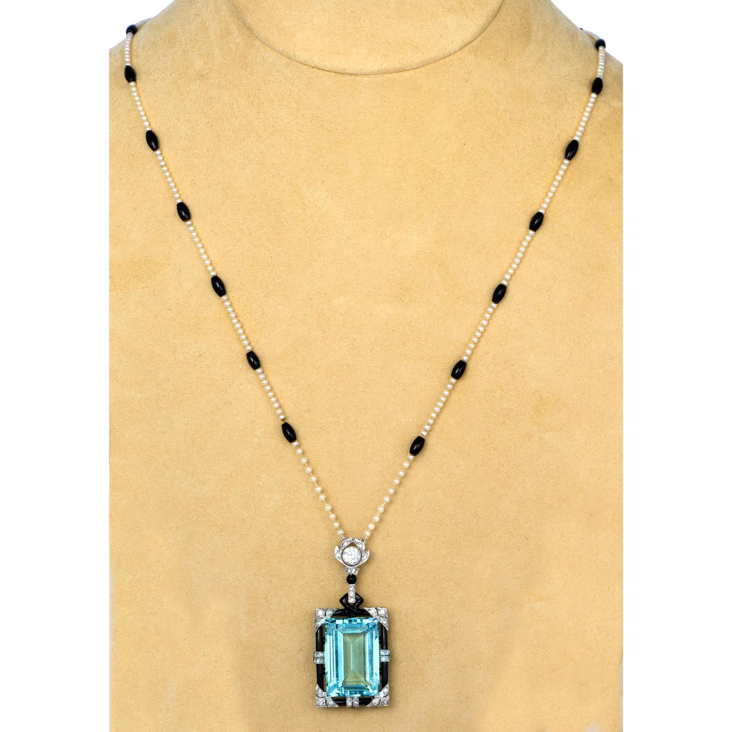 Taille émeraude Collier pendentif art déco ancien en or, aigue-marine, diamant, onyx et perle en vente
