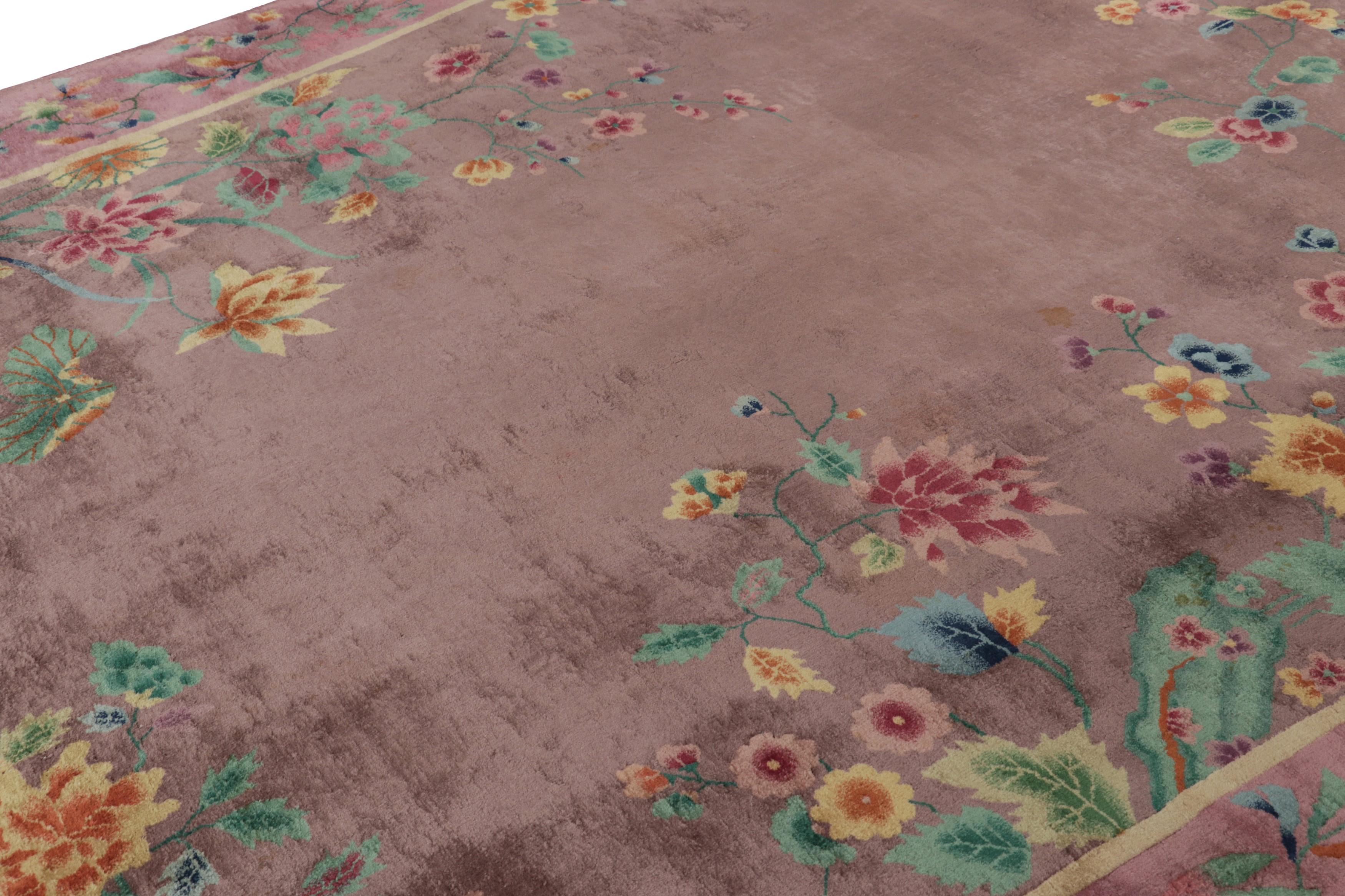 Esta antigua alfombra púrpura de lana y seda tiene un estilo decó de China, que se hace patente en sus imágenes. A partir de 1920, el diseño de campo completo se acentúa con jarrones muy estilizados con flores, en los que la mayor parte de la seda