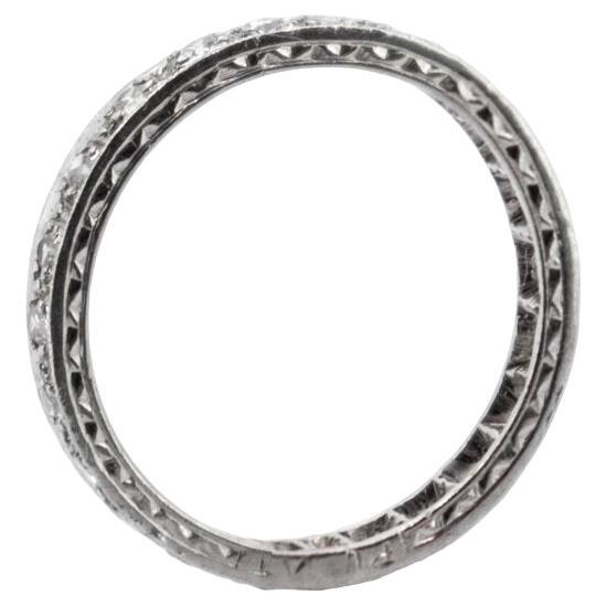 Der Deco Eternity Ring ist ein wunderbares Beispiel für die Handwerkskunst des Art Deco! Er wurde fachmännisch aus Platin gefertigt und ist mit strahlend weißen Diamanten im Einzelschliff besetzt, die in eine Millegrain-Fassung eingefasst sind.