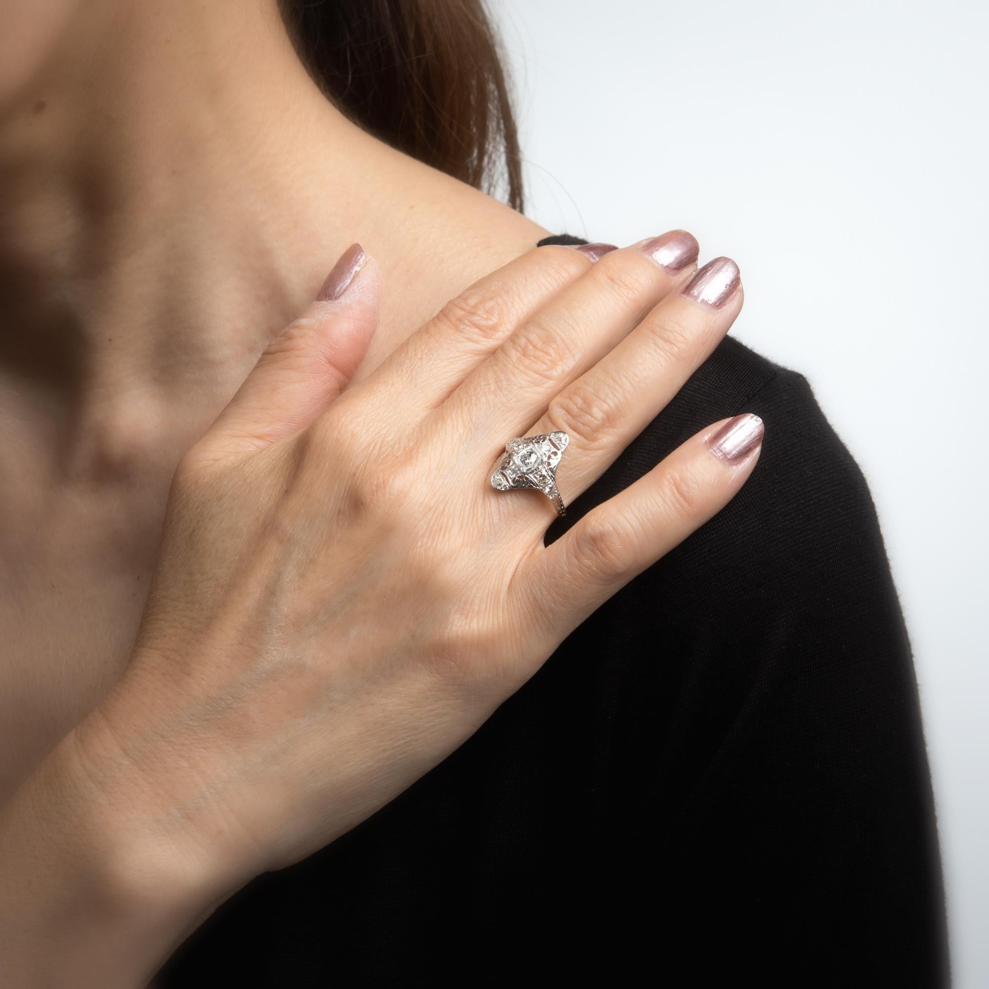 Bague de soirée déco ancienne en or 18 carats filigrane avec diamants et bouclier long en forme de bouclier Pour femmes en vente