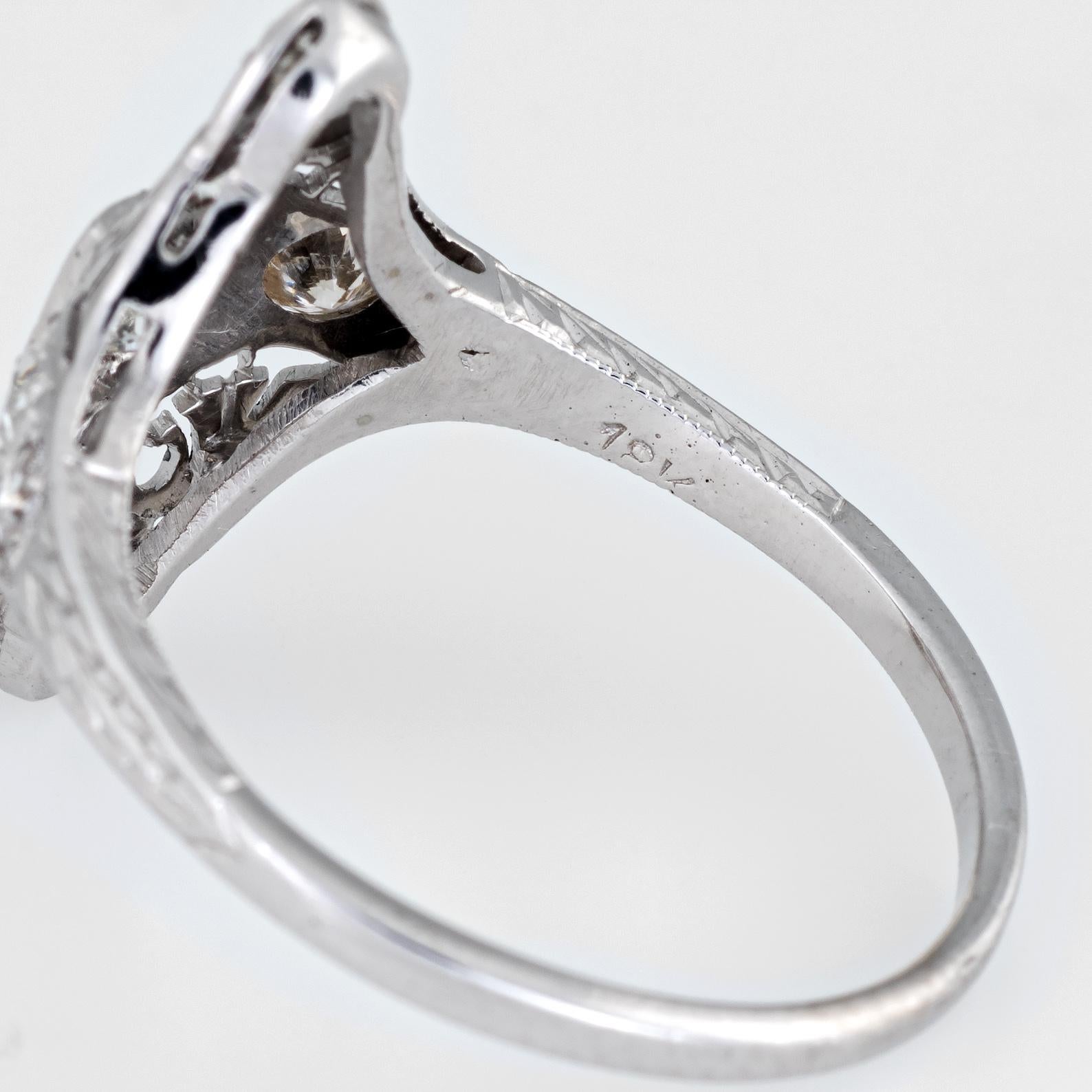 Bague de soirée déco ancienne en or 18 carats filigrane avec diamants et bouclier long en forme de bouclier en vente 1