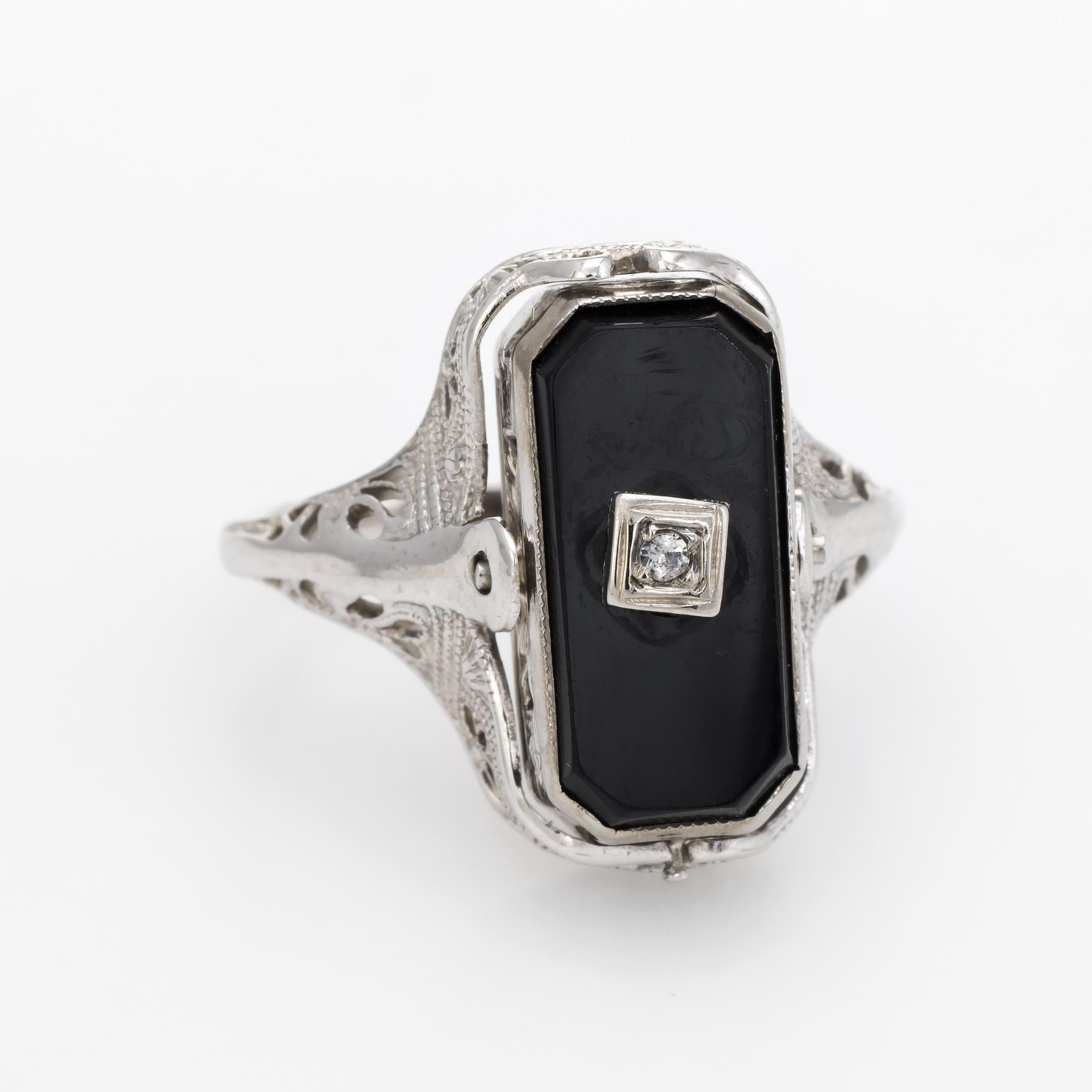Finely detailed Art Deco era ring (circa 1920s to 1930s), crafted in 14 karat white gold. 

The 'flip' ring features one side set with onyx (measuring 14mm x 6mm) and the other side set with amethyst (measuring 14mm x 6mm - estimated at 2.50