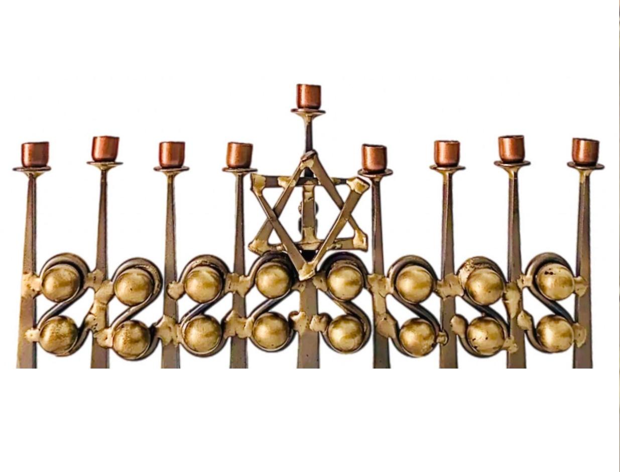 Scultura Hanukkah Menorah artigianale in metallo misto, unica e antica, firmata 

Eccezionale pezzo unico forgiato e saldato a mano. 

Sebbene la menorah abbia un design estremamente dettagliato e utilizzi metalli misti, mantiene comunque un aspetto