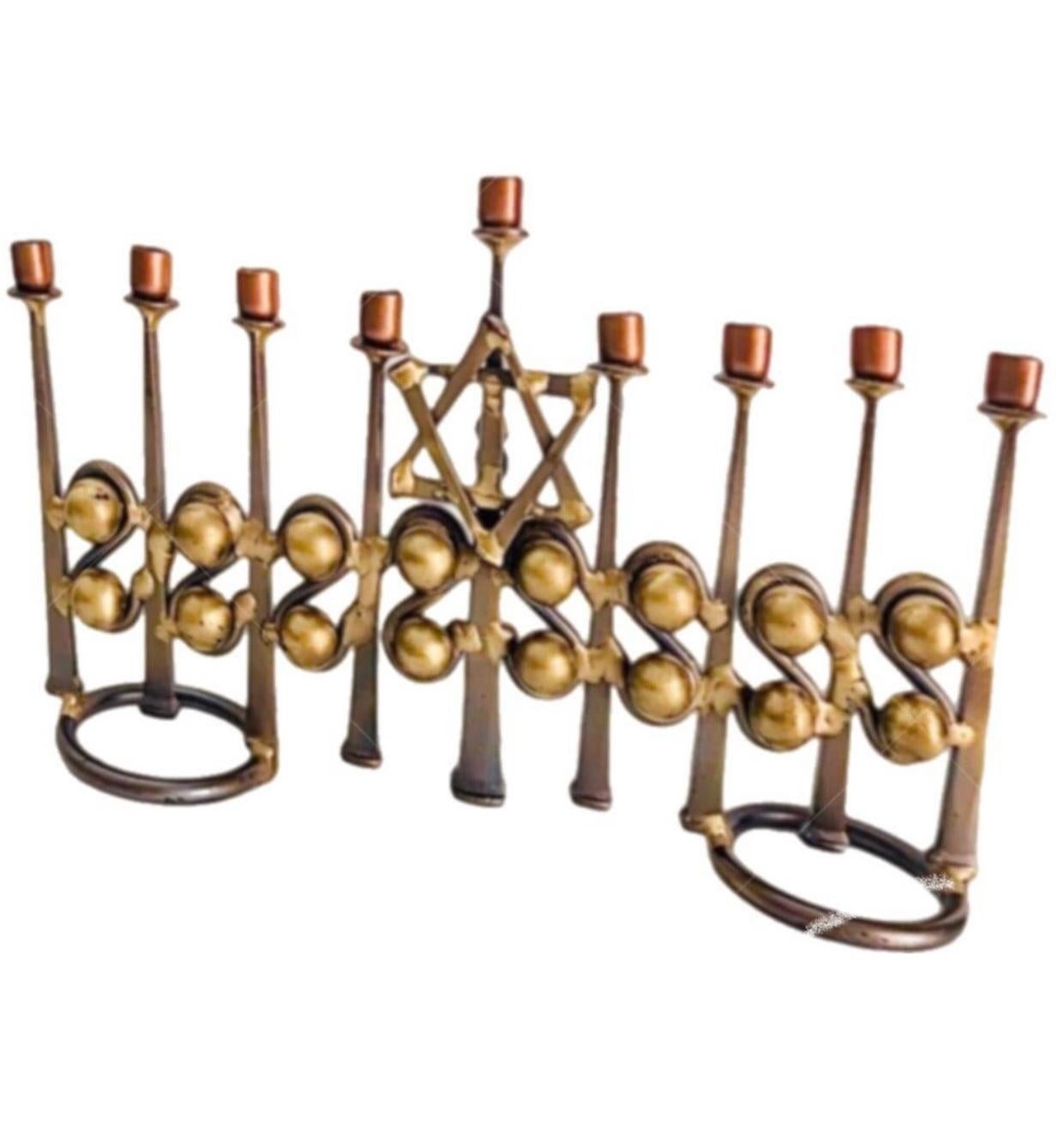 Israeliano Antica scultura Menorah in metallo misto artigianale Bauhaus, firmata in vendita