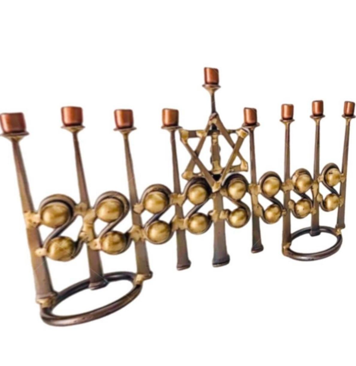 Forgiato Antica scultura Menorah in metallo misto artigianale Bauhaus, firmata in vendita
