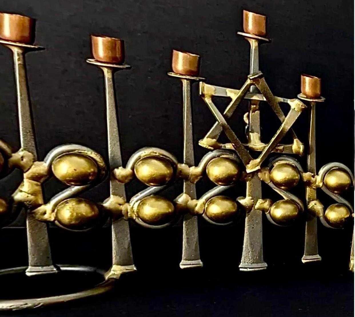 XX secolo Antica scultura Menorah in metallo misto artigianale Bauhaus, firmata in vendita