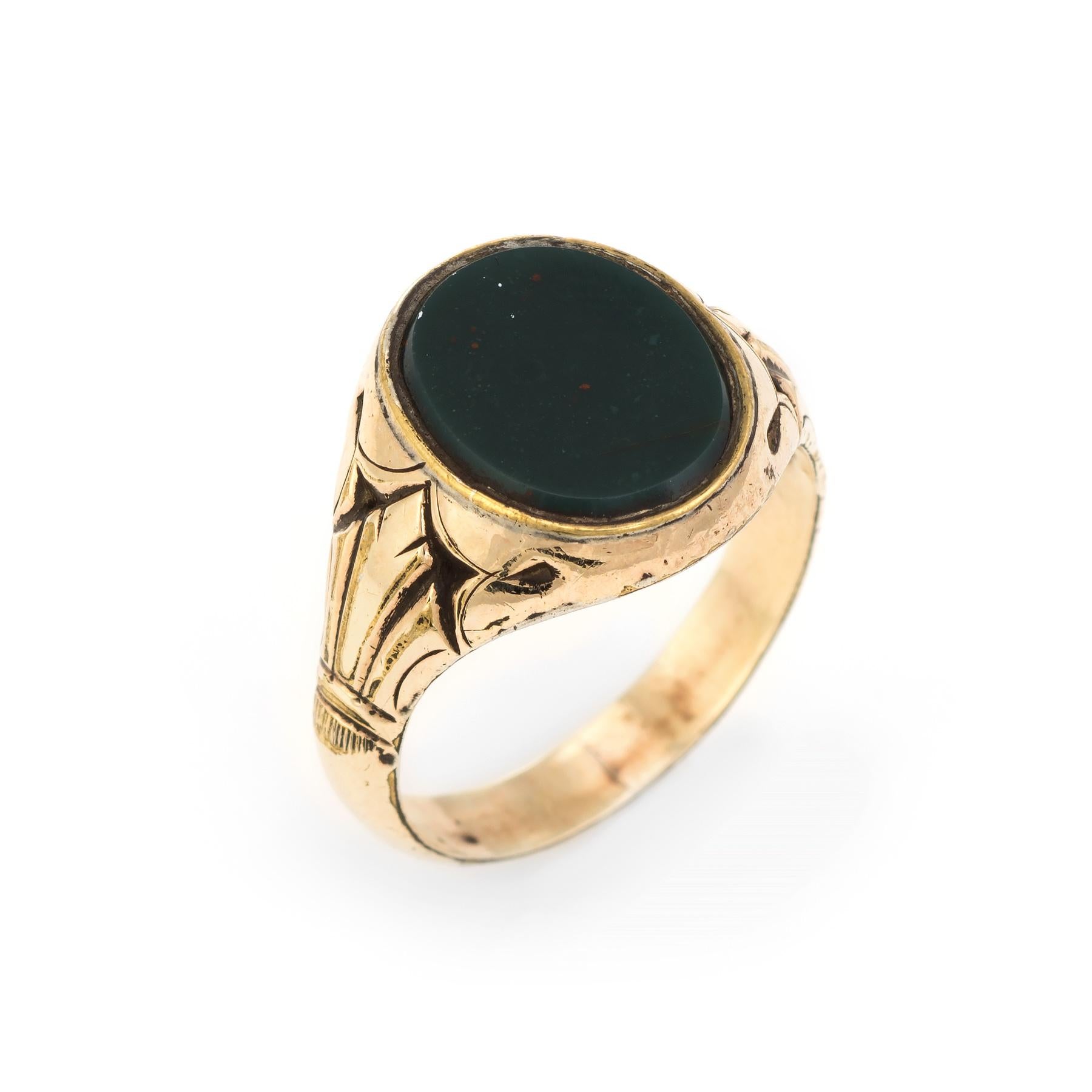 Bague ancienne Art déco finement détaillée (circa 1920s à 1930s):: fabriquée en or jaune 9 carats. 

La pierre de sang mesure 13mm x 10mm et est estimée à 7 carats. 

La bague a été trouvée lors de notre récent voyage d'achat au Pays de Galles.   