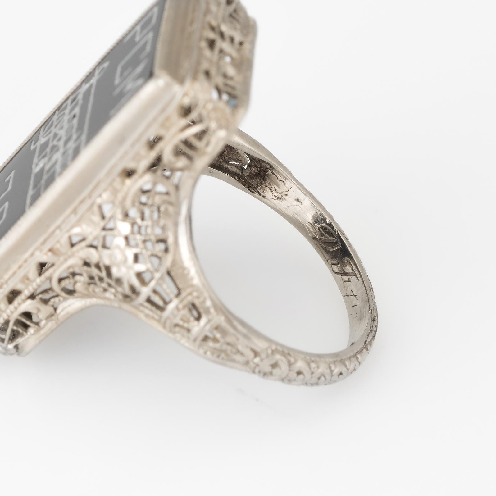Anello antico Deco con spartito musicale vintage in oro bianco 14 carati e onice in vendita 2