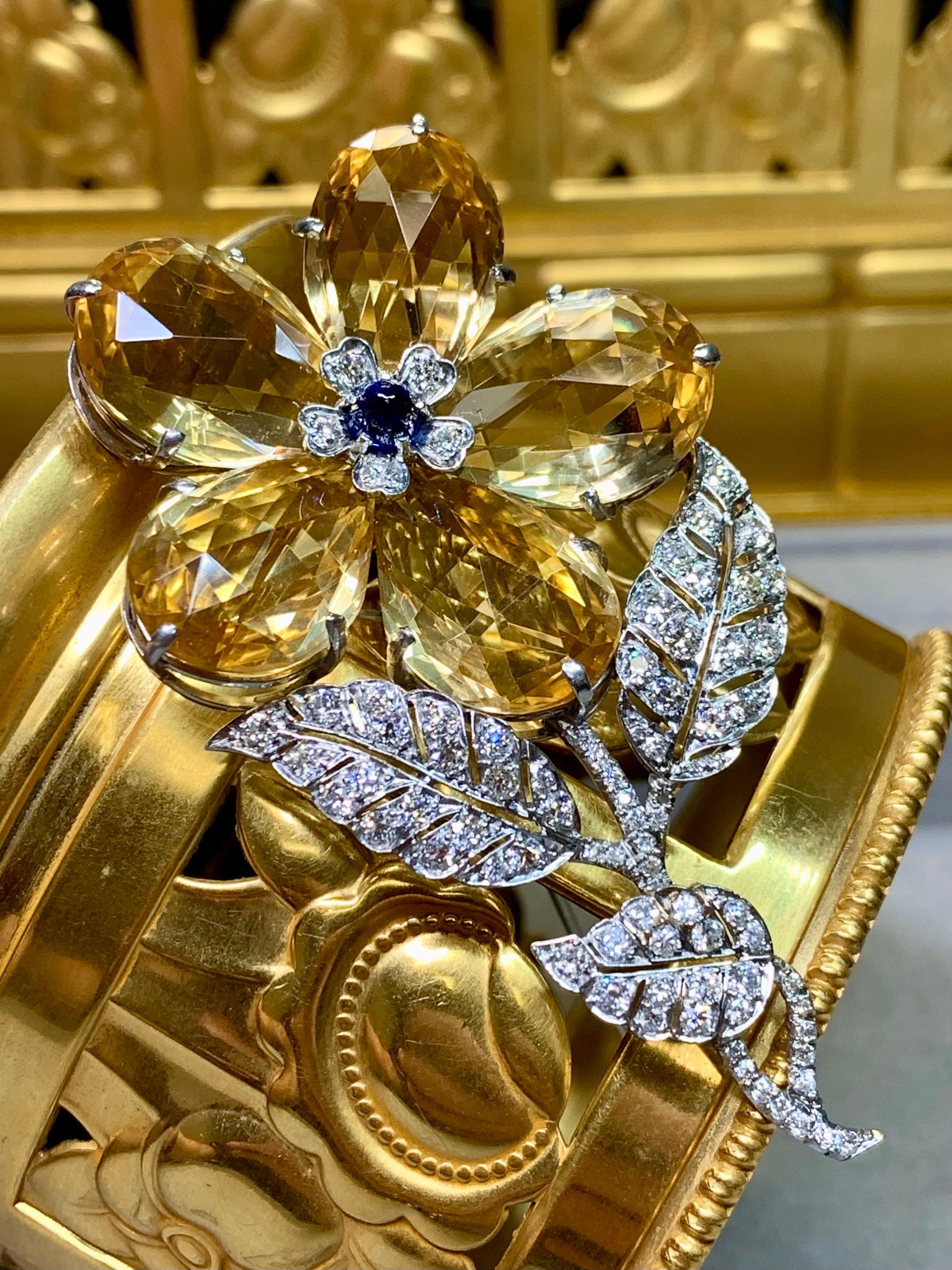 Art Déco Spilla a fiore in platino antico Deco, diamante europeo, zaffiro Pan di Zucchero in vendita