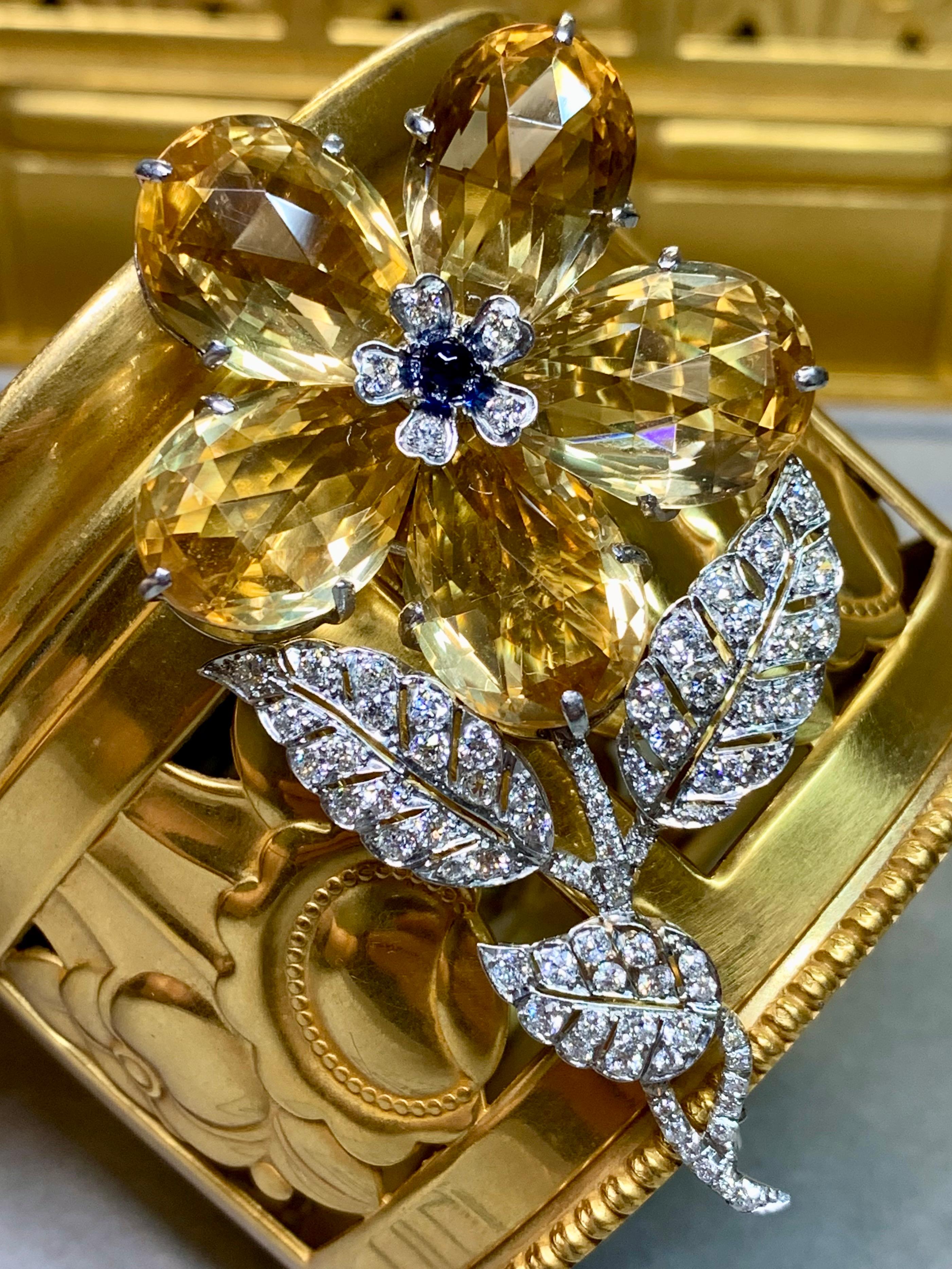 Taglio antico europeo Spilla a fiore in platino antico Deco, diamante europeo, zaffiro Pan di Zucchero in vendita