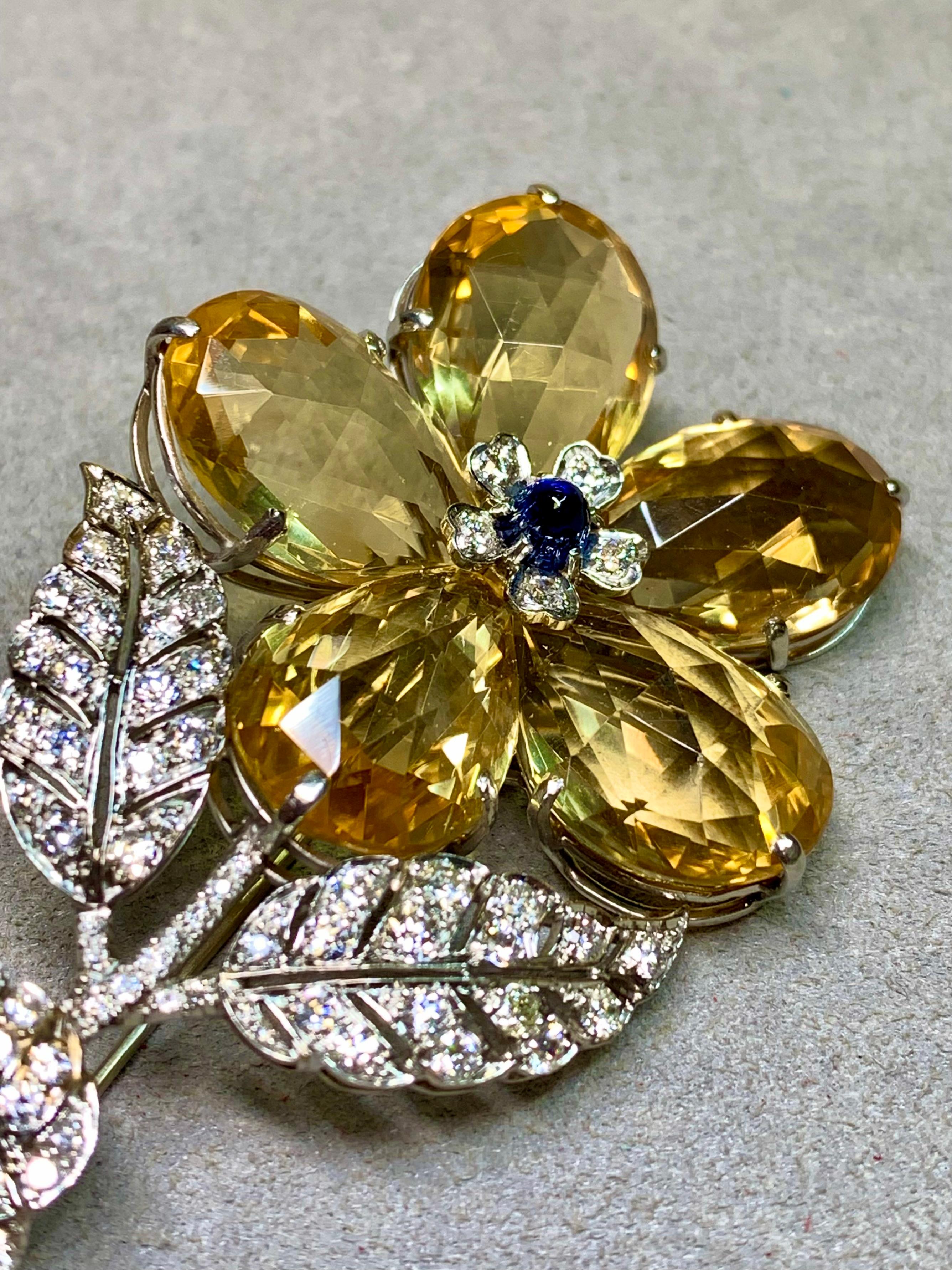 da uomo o donna Spilla a fiore in platino antico Deco, diamante europeo, zaffiro Pan di Zucchero in vendita