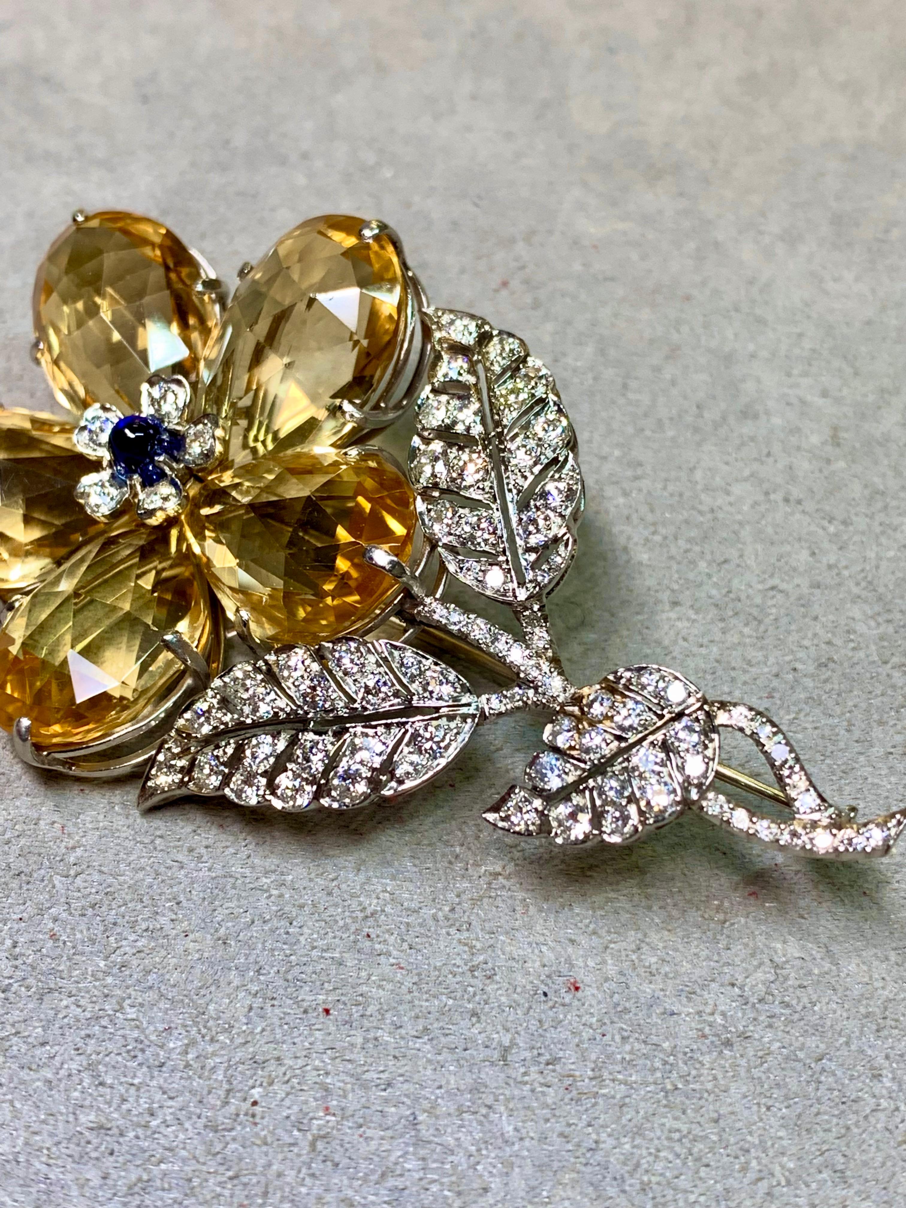 Spilla a fiore in platino antico Deco, diamante europeo, zaffiro Pan di Zucchero in vendita 1