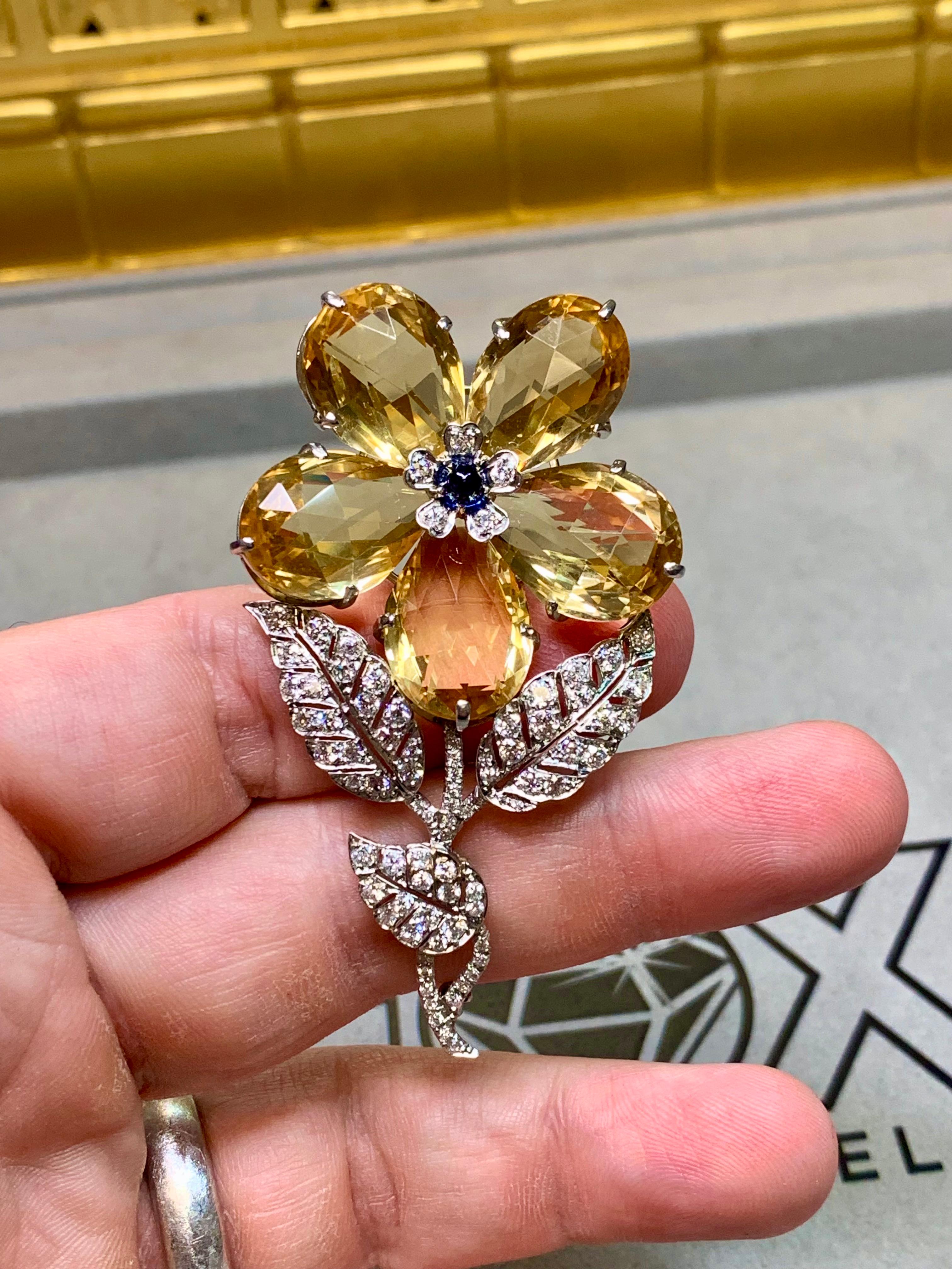 Spilla a fiore in platino antico Deco, diamante europeo, zaffiro Pan di Zucchero in vendita 2