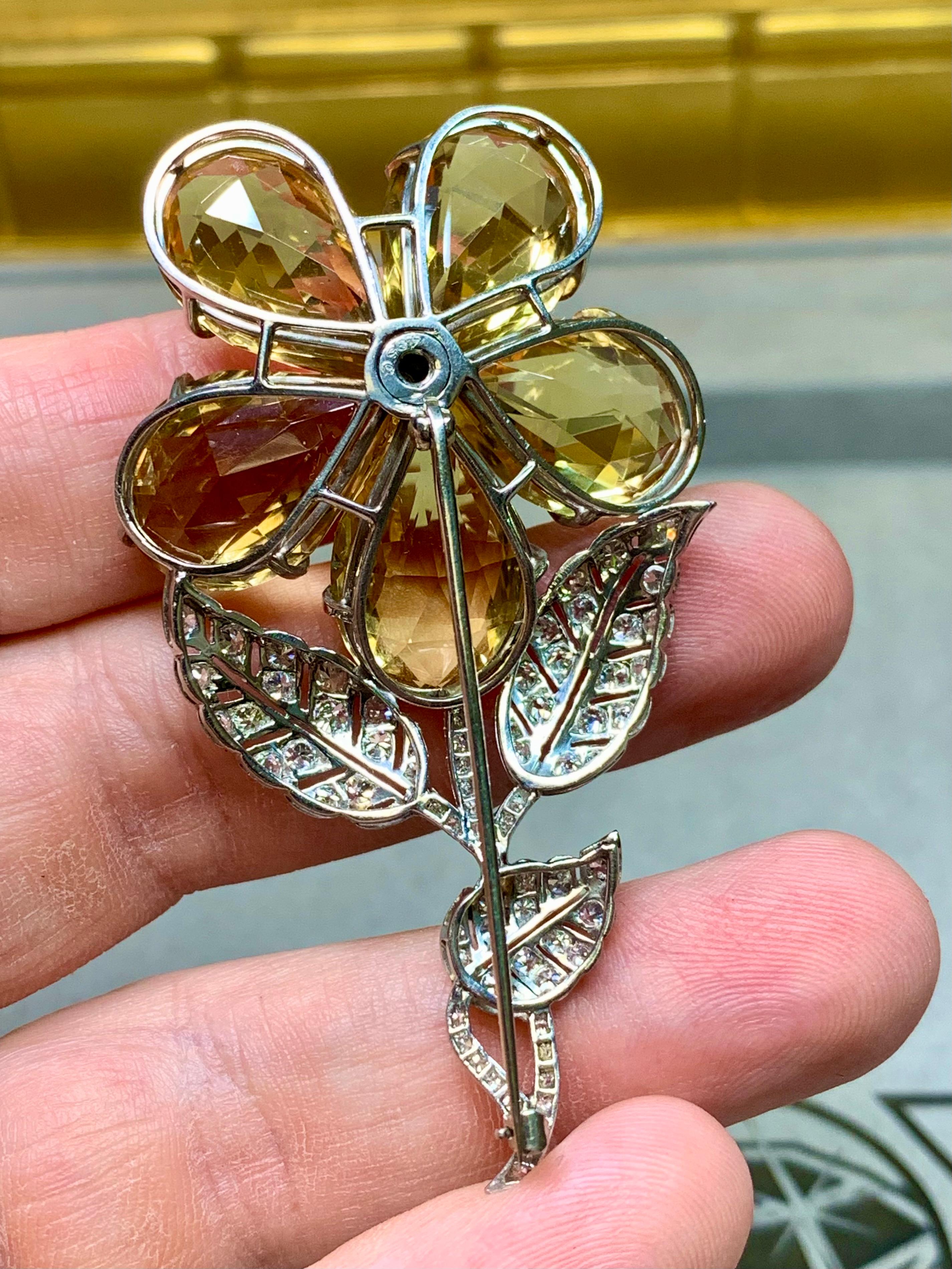 Spilla a fiore in platino antico Deco, diamante europeo, zaffiro Pan di Zucchero in vendita 3