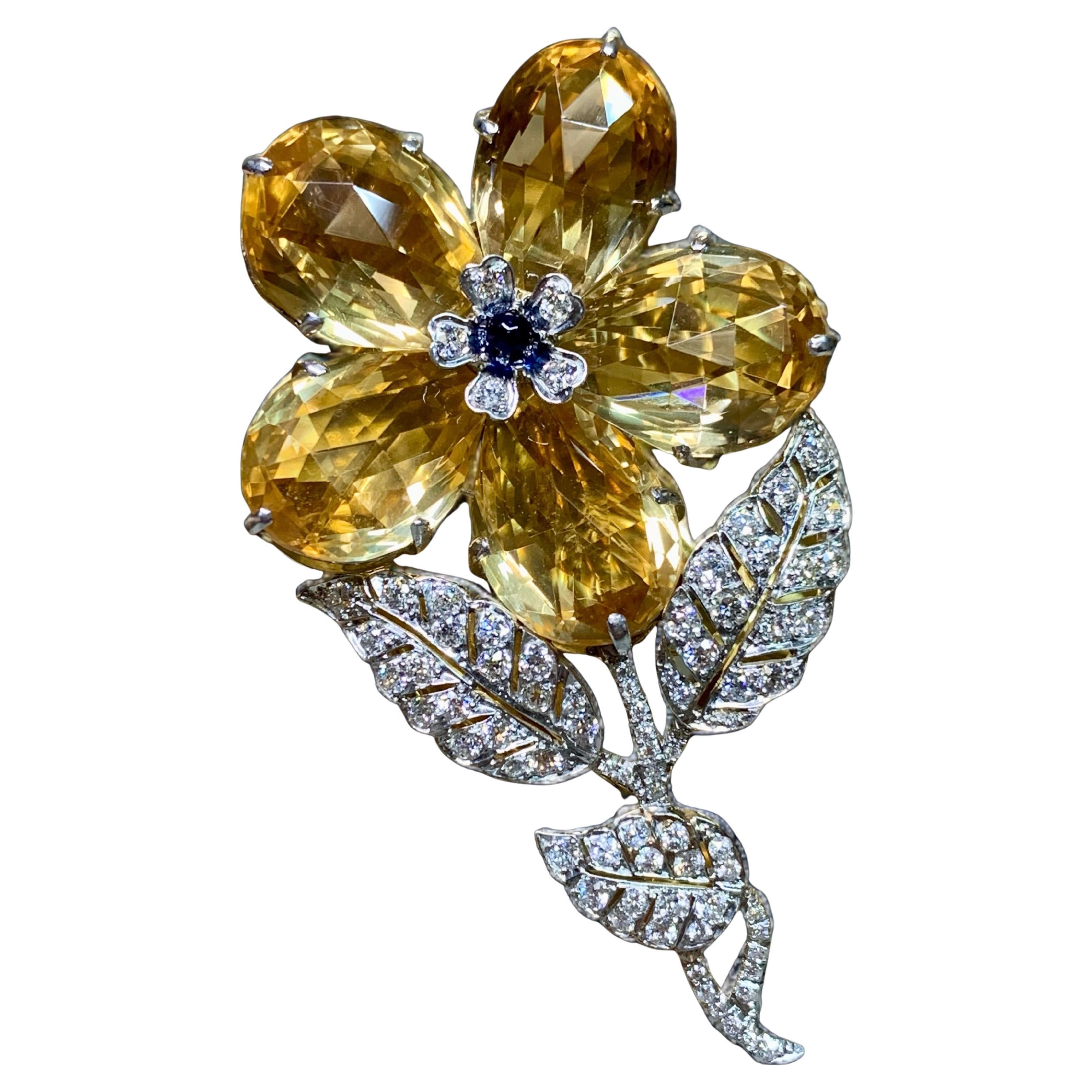 Spilla a fiore in platino antico Deco, diamante europeo, zaffiro Pan di Zucchero in vendita