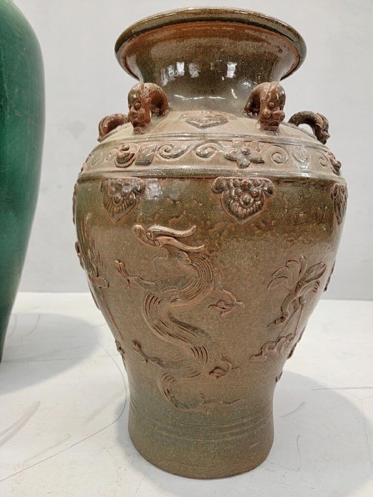 Vase ancien en jarre de Mataban émaillé brun

Cette grande urne chinoise ancienne possède six petites poignées figuratives faites de bêtes et de multiples dragons sculptés sur sa face. Son émail brun neutre lui confère un aspect rustique. Ce