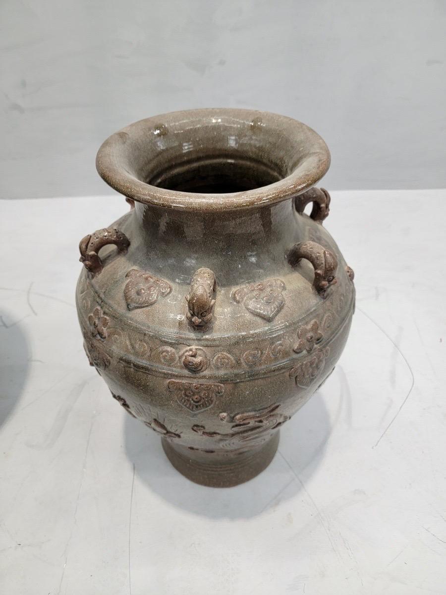 Ming Vase/jarre antique en mataban décoré et émaillé en brun en vente