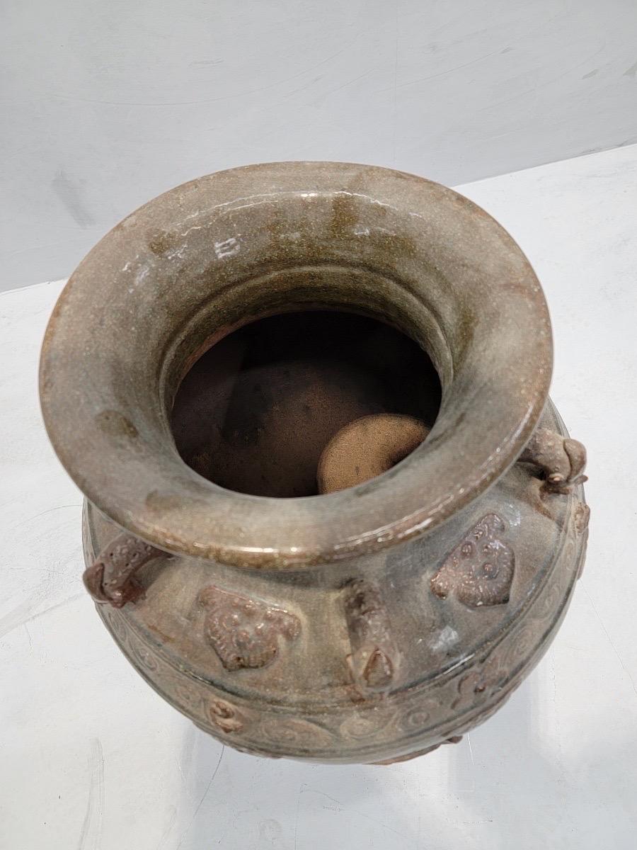 Chinois Vase/jarre antique en mataban décoré et émaillé en brun en vente