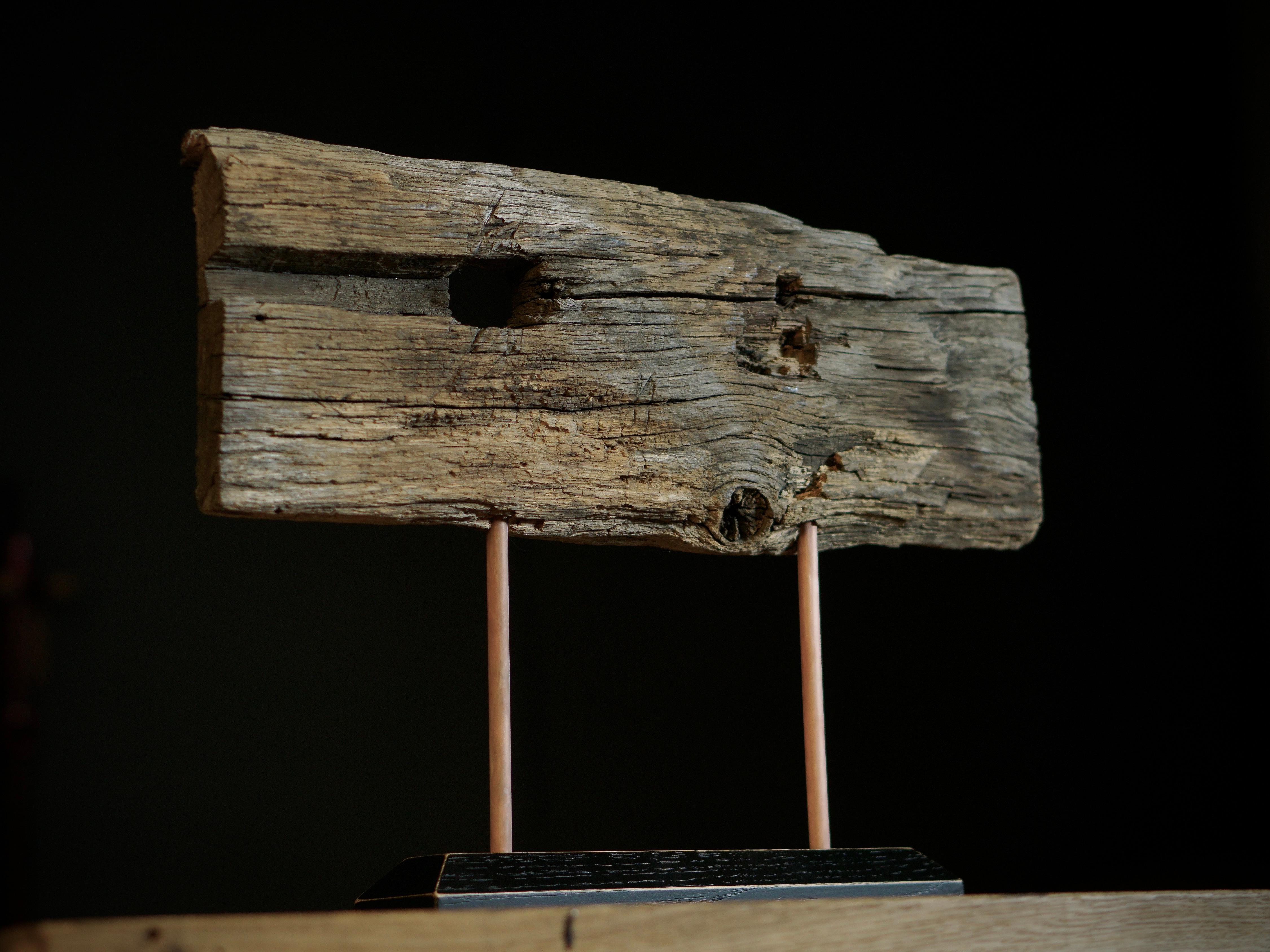 Une pièce décorative unique fabriquée à partir de chêne restauré du XIXe siècle, portant les marques du temps, de l'histoire et de l'artisanat. Sa texture brute - remplie de fissures, de trous et de cicatrices de menuiserie découpées à la main -