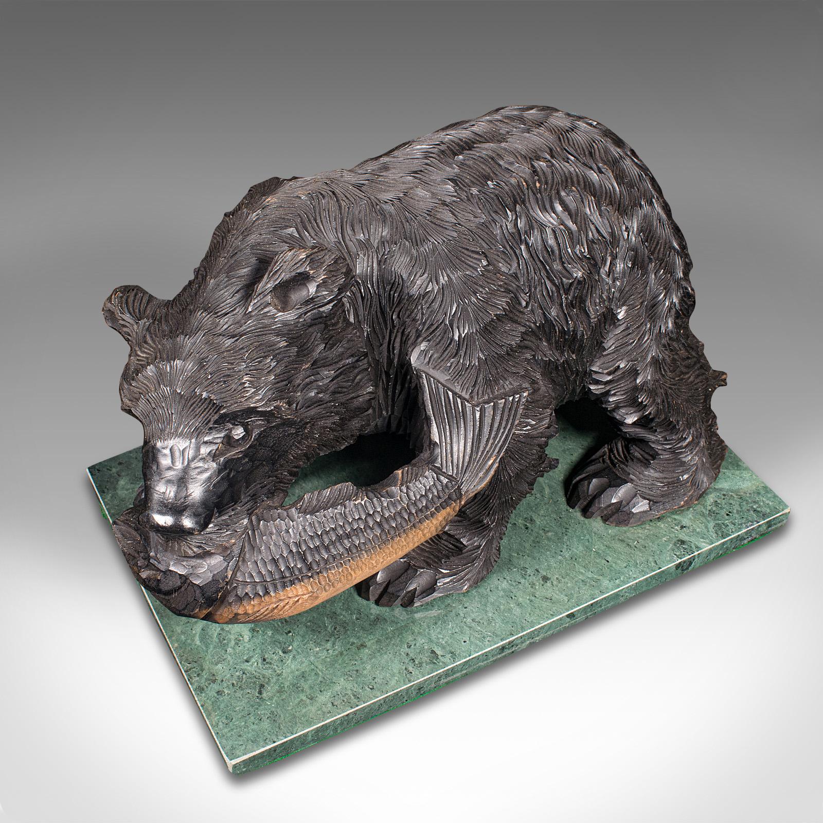 Allemand Ancienne figurine décorative d'ours en bois fruitier sculpté allemand, Forêt-Noire, Victorienne en vente