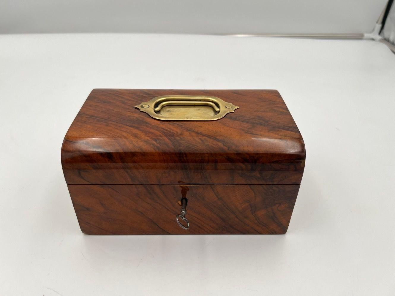 Small Biedermeier decorative box, walnut veneer, southern Germany around 1850.
Brass fitting with handle. Restored and shellac hand polished.
Dimensions: H 10.2cm x W 20cm x D 13.5cm.