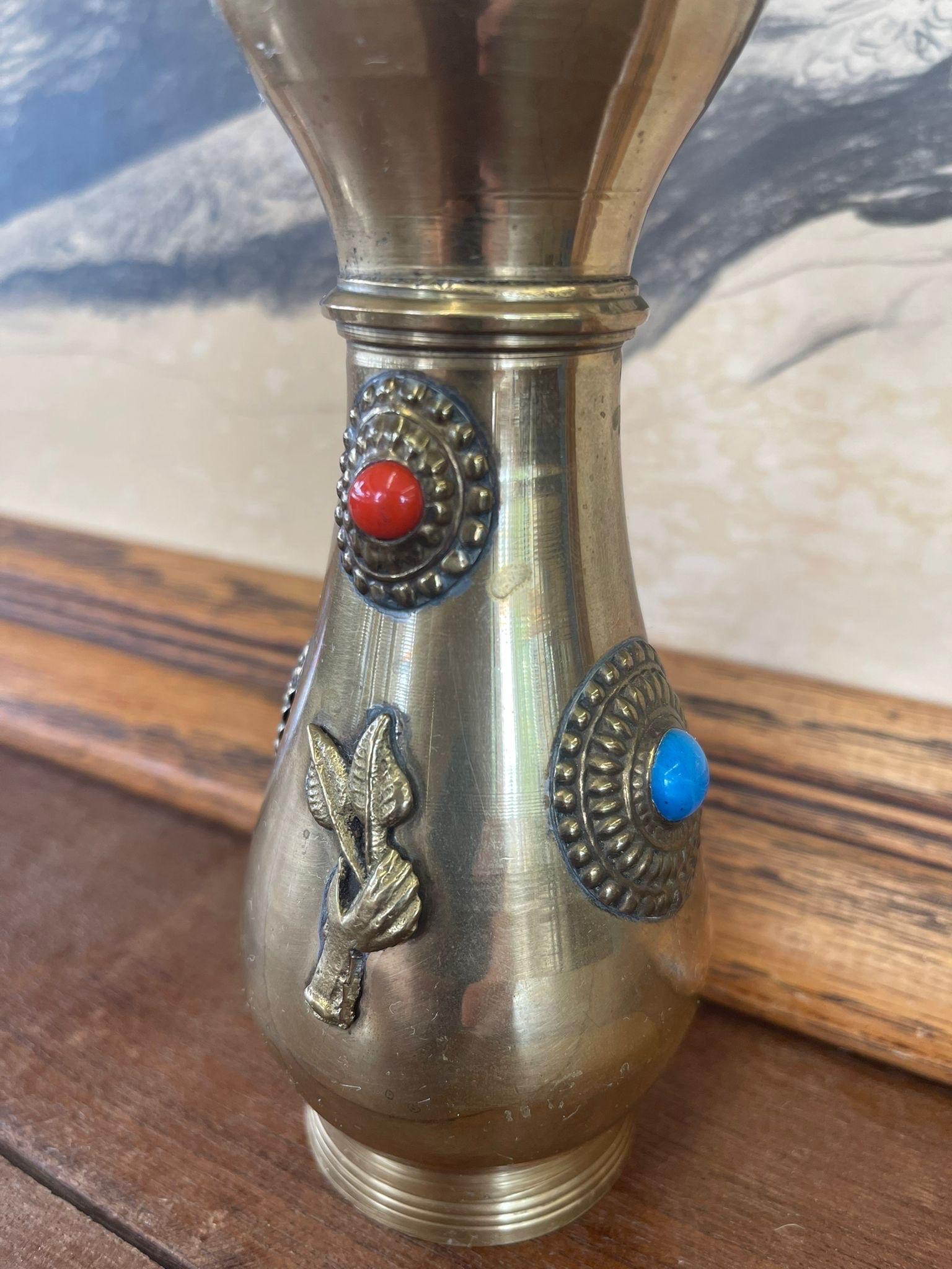 Vase décoratif ancien en laiton orné de bijoux rouges et bleus en vente 1