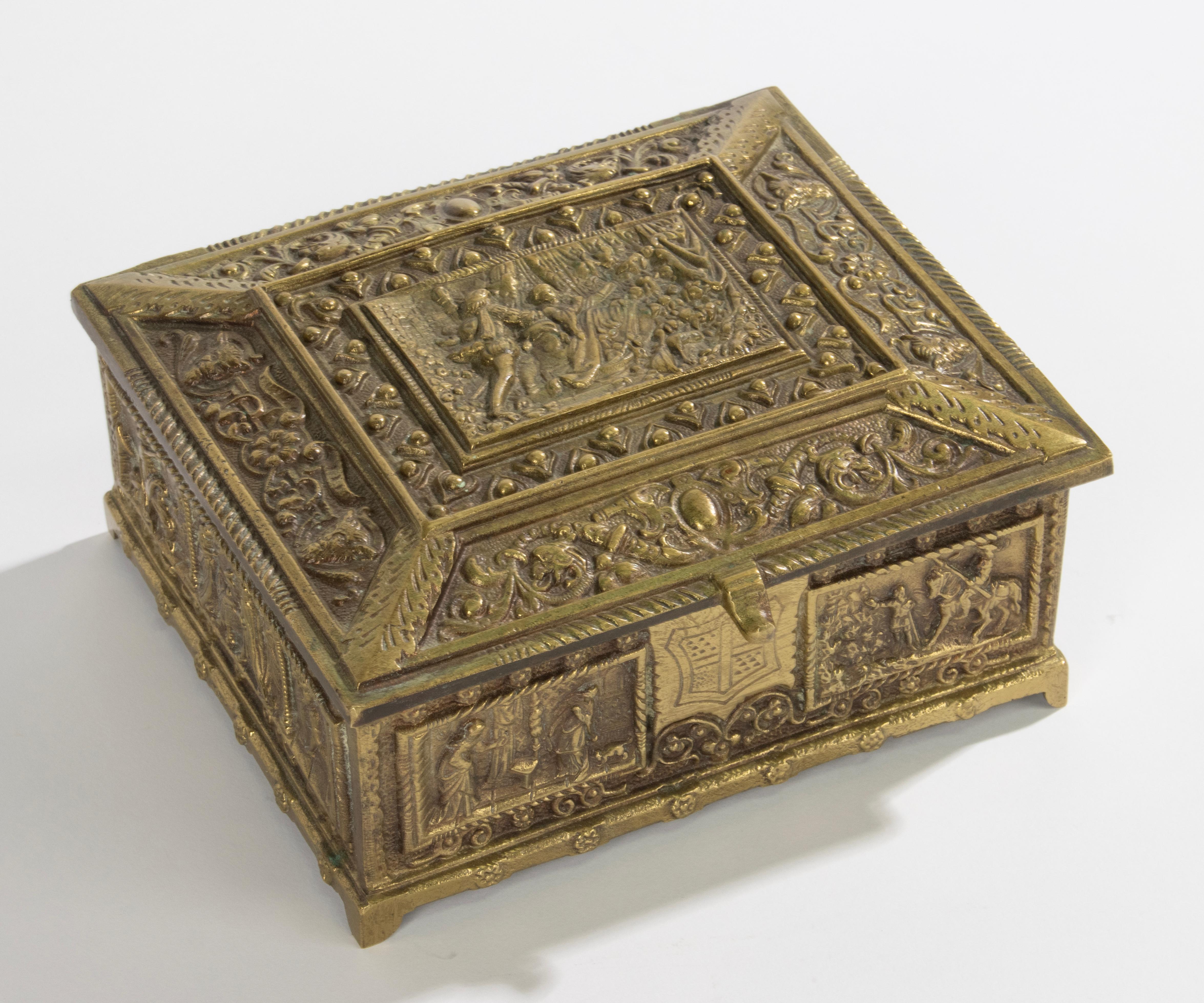 Antique Decorative Bronze Box  In Good Condition For Sale In Casteren, Noord-Brabant