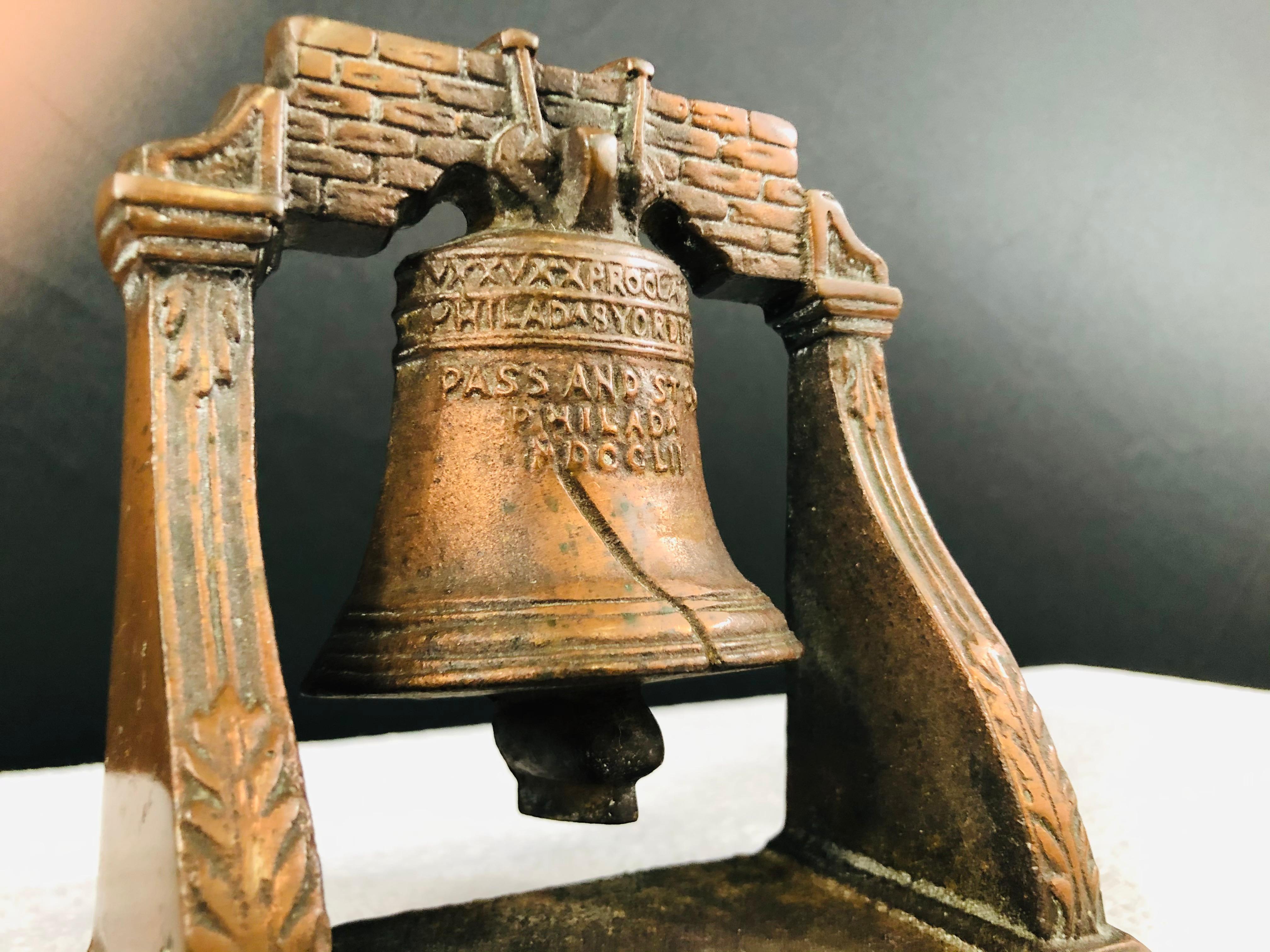 Fin du XIXe siècle Paire de sculptures décoratives anciennes en bronze coulé représentant une cloche de mission en vente