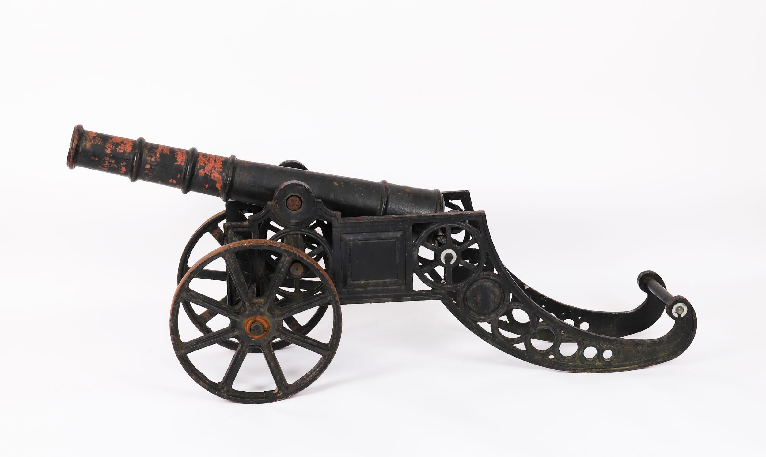 Il s'agit d'un superbe canon de signal décoratif en fonte, monté sur un chariot à deux roues et datant d'environ 1920.

Ce modèle en fonte bien proportionné et détaillé d'un canon anglais comporte des pièces mobiles, notamment les roues et le canon.