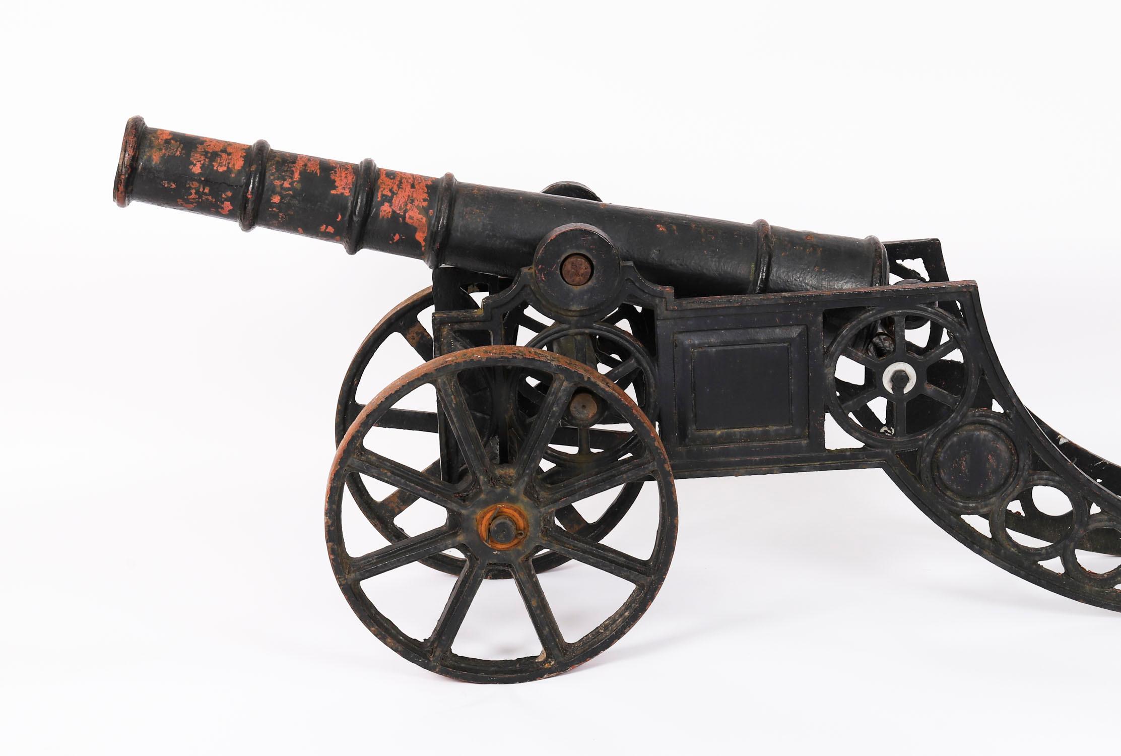 Moulage Ancien canon décoratif en fonte du début du 20ème siècle en vente