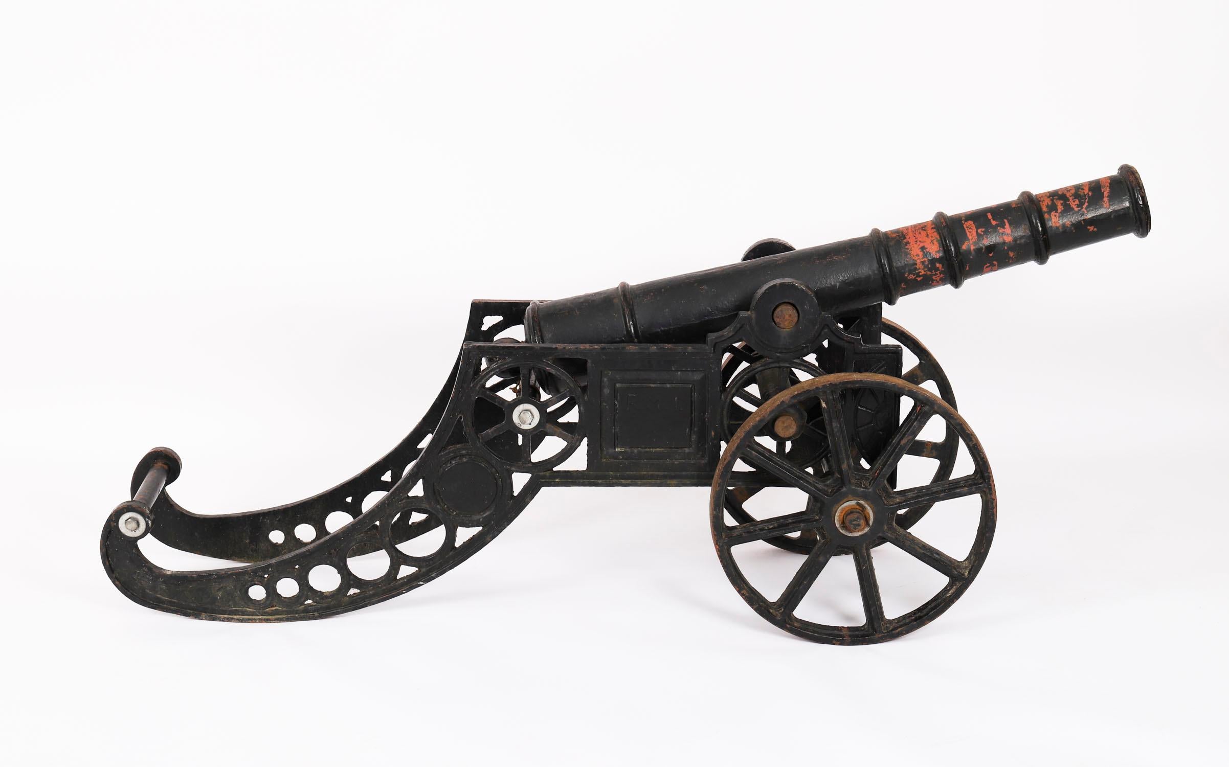 Ancien canon décoratif en fonte du début du 20ème siècle en vente 2
