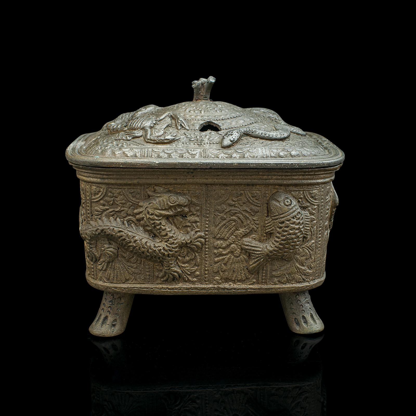 Dies ist eine antike dekorative Räuchergefäß. Ein chinesischer Weihrauchbrenner aus Bronze aus der frühen viktorianischen Zeit, um 1850.

Wunderschön verzierter und massiver Brenner mit ansprechender Oberfläche
Zeigt eine wünschenswerte gealterte