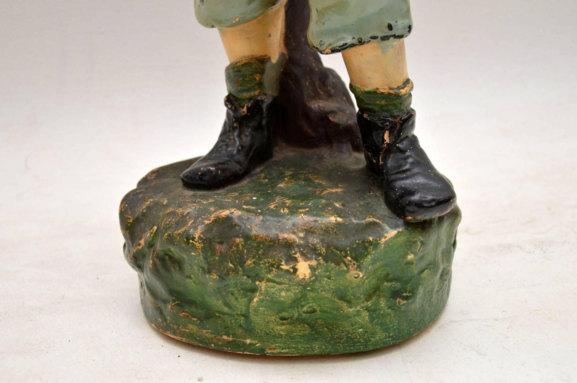Antica figura decorativa in gesso di un ragazzo in vendita 5