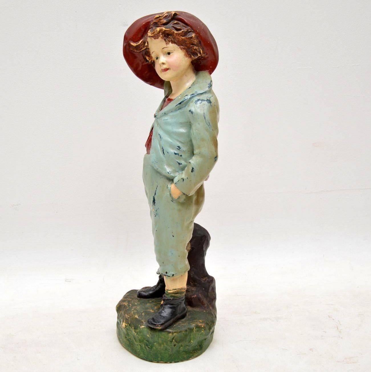 Grande figura antica in gesso di un ragazzo in ottime condizioni. Credo che sia vestito con abiti francesi e sembra piuttosto vecchio. Non ho molta familiarità con questo tipo di cose, quindi è molto difficile per me invecchiare. So solo che è