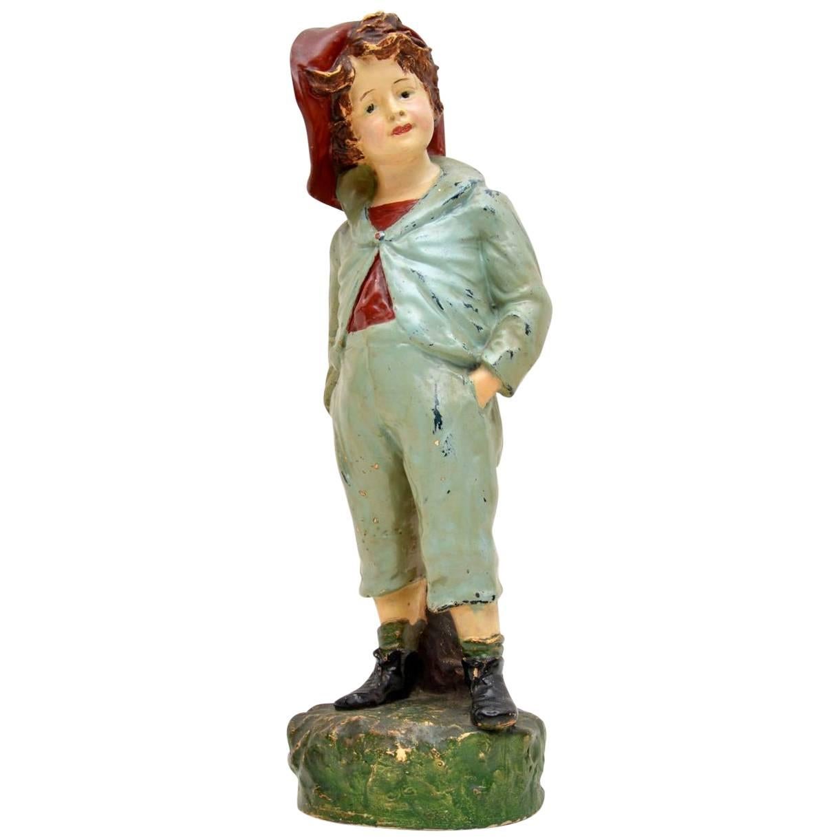 Antike dekorative Chalk-Ware-Figur eines Jungen 