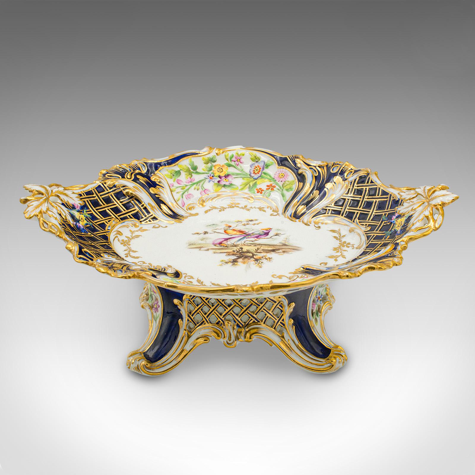 This is an antique decorative comport. An English, gilded ceramic serving dish, dating to the Edwardian period, circa 1910.

Attractive example of serving ware, with ornate detail and fine colour
Displays a desirable aged patina and in good